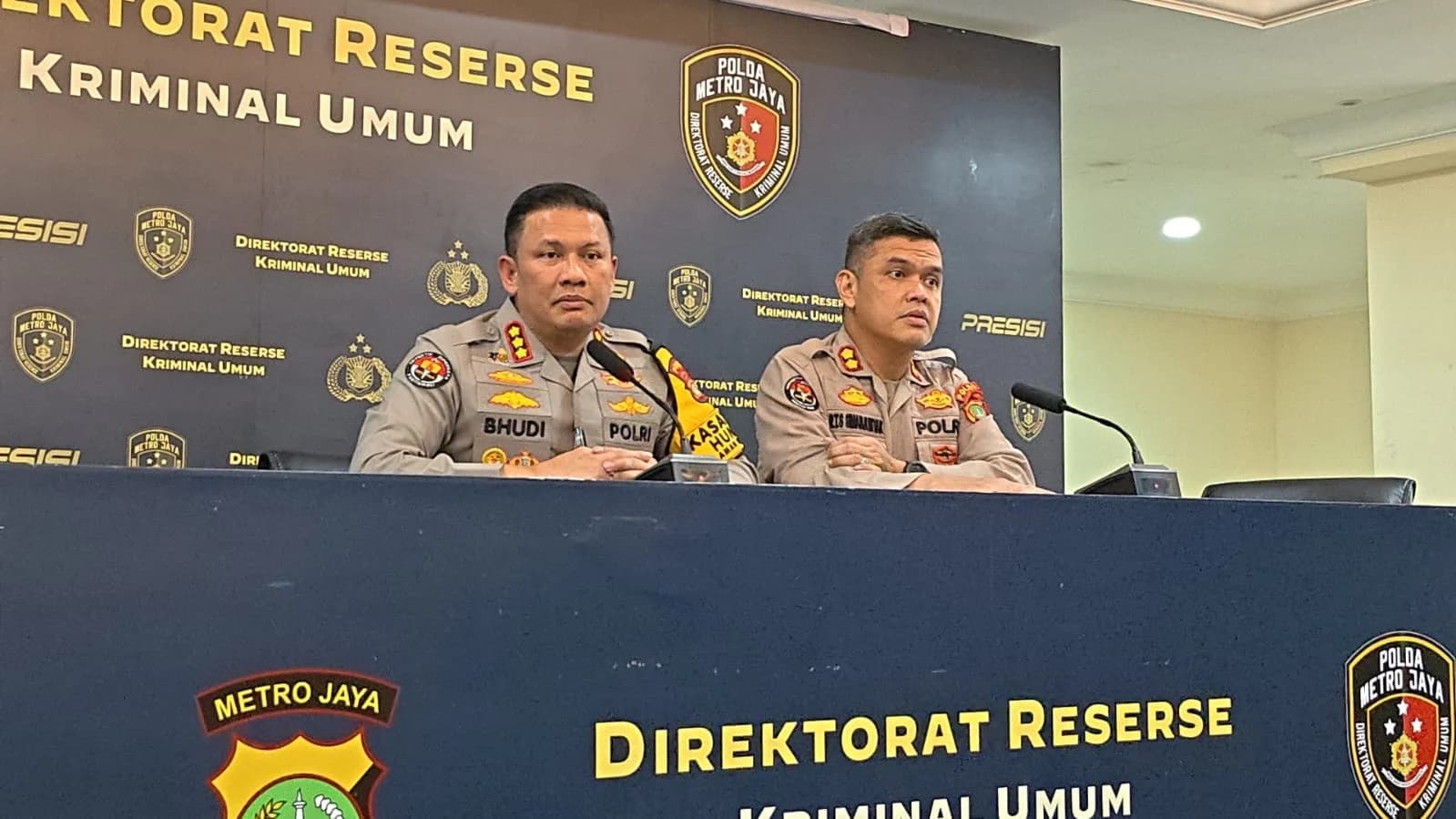 Kabid Humas Polda Metro Jaya, Kombes Pol Budi Hermanto didampingi Karo Penmas Bid Humas Polda Metro Jaya, AKBP Reonald Simanjuntak Kabid Humas Polda Metro Jaya, Kombes Pol Budi Hermanto didampingi Karo Penmas Bid Humas Polda Metro Jaya, AKBP Reonald Simanjuntak