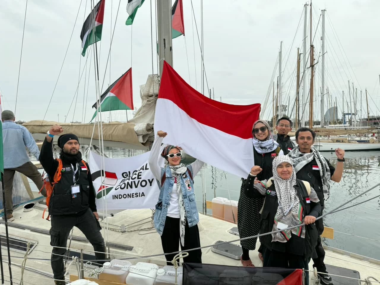 Relawan yang tergabung dalam Global Peace Convoy Indonesia (GPCI) bersama aktivis dari berbagai negara mengikuti misi kemanusiaan Global Sumud Flotilla 2026 yang diberangkatkan dari Pelabuhan Port de Vell, Barcelona, Spanyol, pada Minggu (12/4) waktu setempat. Relawan yang tergabung dalam Global Peace Convoy Indonesia (GPCI) bersama aktivis dari berbagai negara mengikuti misi kemanusiaan Global Sumud Flotilla 2026 yang diberangkatkan dari Pelabuhan Port de Vell, Barcelona, Spanyol, pada Minggu (12/4) waktu setempat.