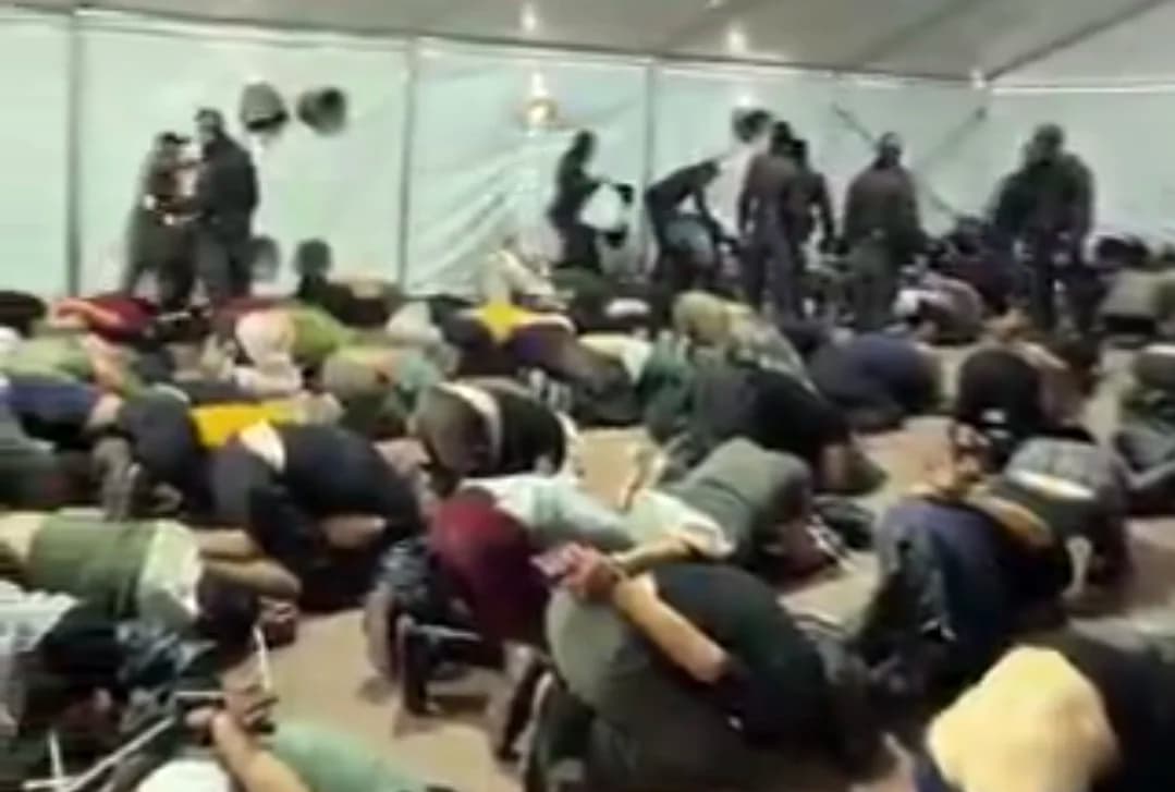Tangkapan Layar Potret Kekerasan yang Dilakukan Menteri Israel Pada Aktivis Global Sumud Flotilla 2026. Tangkapan Layar Potret Kekerasan yang Dilakukan Menteri Israel Pada Aktivis Global Sumud Flotilla 2026.