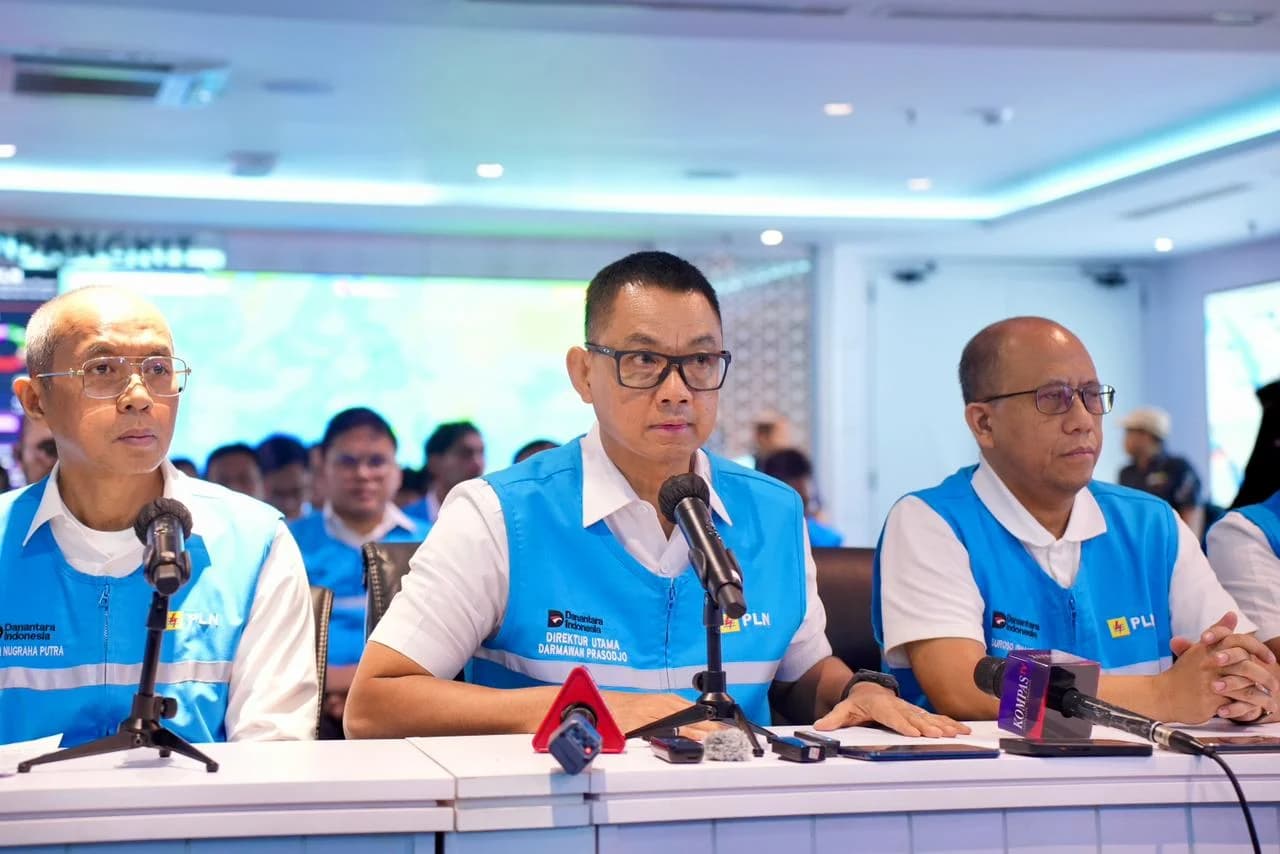 Direktur Utama PLN, Darmawan Prasodjo (tengah) didampingi jajaran direksi PLN saat konferensi pers di Kantor Pusat PLN, Sabtu (23/5) mengatakan seluruh petugas dan tim teknis PLN terus bekerja all out selama 24 jam di lapangan agar pasokan listrik kepada masyarakat dapat segera pulih kembali secara bertahap dan aman. (Sumber: Dok. PLN) Direktur Utama PLN, Darmawan Prasodjo (tengah) didampingi jajaran direksi PLN saat konferensi pers di Kantor Pusat PLN, Sabtu (23/5) mengatakan seluruh petugas dan tim teknis PLN terus bekerja all out selama 24 jam di lapangan agar pasokan listrik kepada masyarakat dapat segera pulih kembali secara bertahap dan aman. (Sumber: Dok. PLN)
