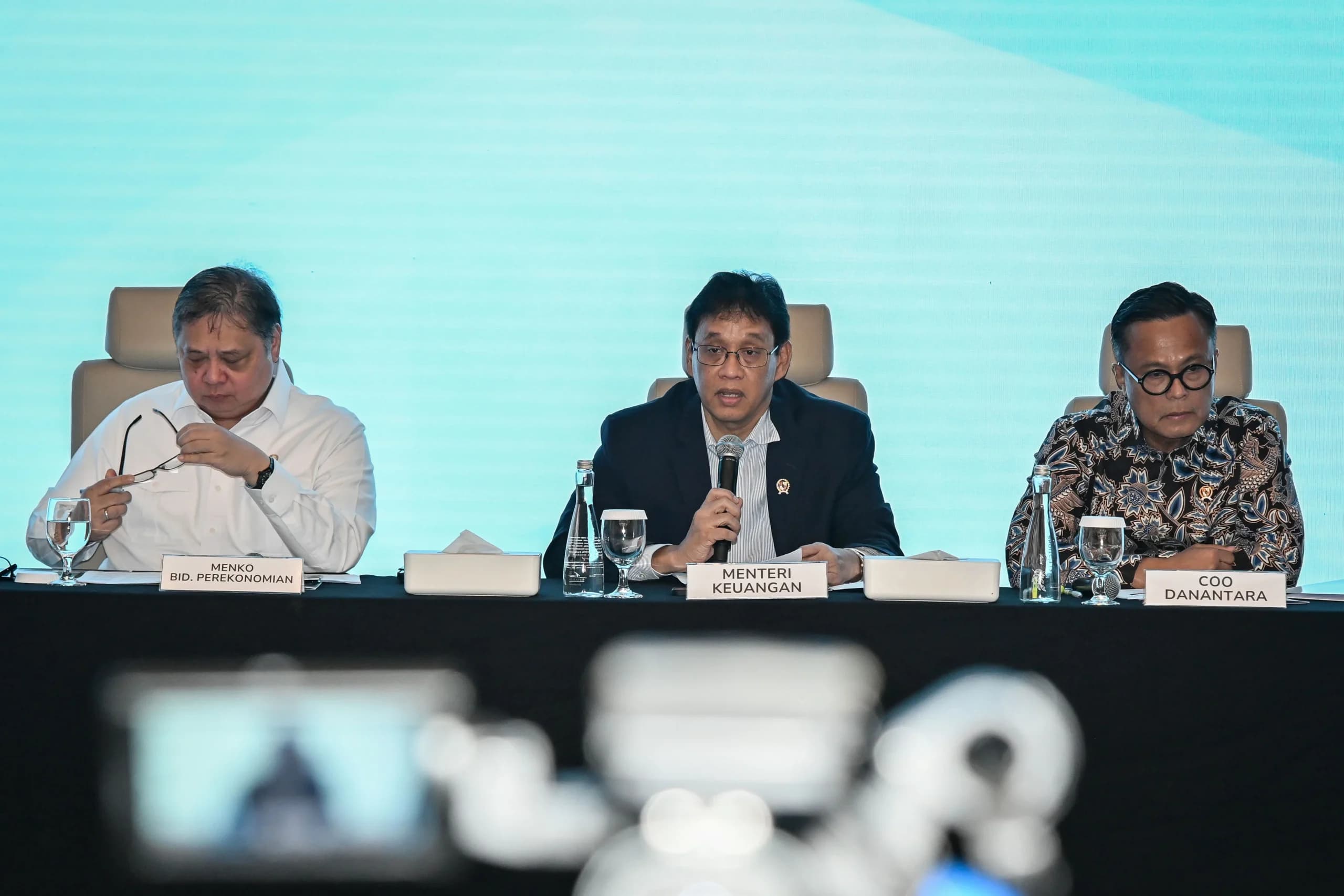 Menko Perekonomian Airlangga Hartarto (kiri) bersama Menkeu Purbaya Yudhi Sadewa (tengah) dan Chief Operating Officer (COO) Danantara sekaligus Kepala BP BUMN Dony Oskaria (kanan) menyampaikan Konferensi Pers Persiapan Operasional PT Danantara Sumberdaya Indonesia di Wisma Danantara, Jakarta, Minggu (31/5/2026). Menko Perekonomian Airlangga Hartarto (kiri) bersama Menkeu Purbaya Yudhi Sadewa (tengah) dan Chief Operating Officer (COO) Danantara sekaligus Kepala BP BUMN Dony Oskaria (kanan) menyampaikan Konferensi Pers Persiapan Operasional PT Danantara Sumberdaya Indonesia di Wisma Danantara, Jakarta, Minggu (31/5/2026).