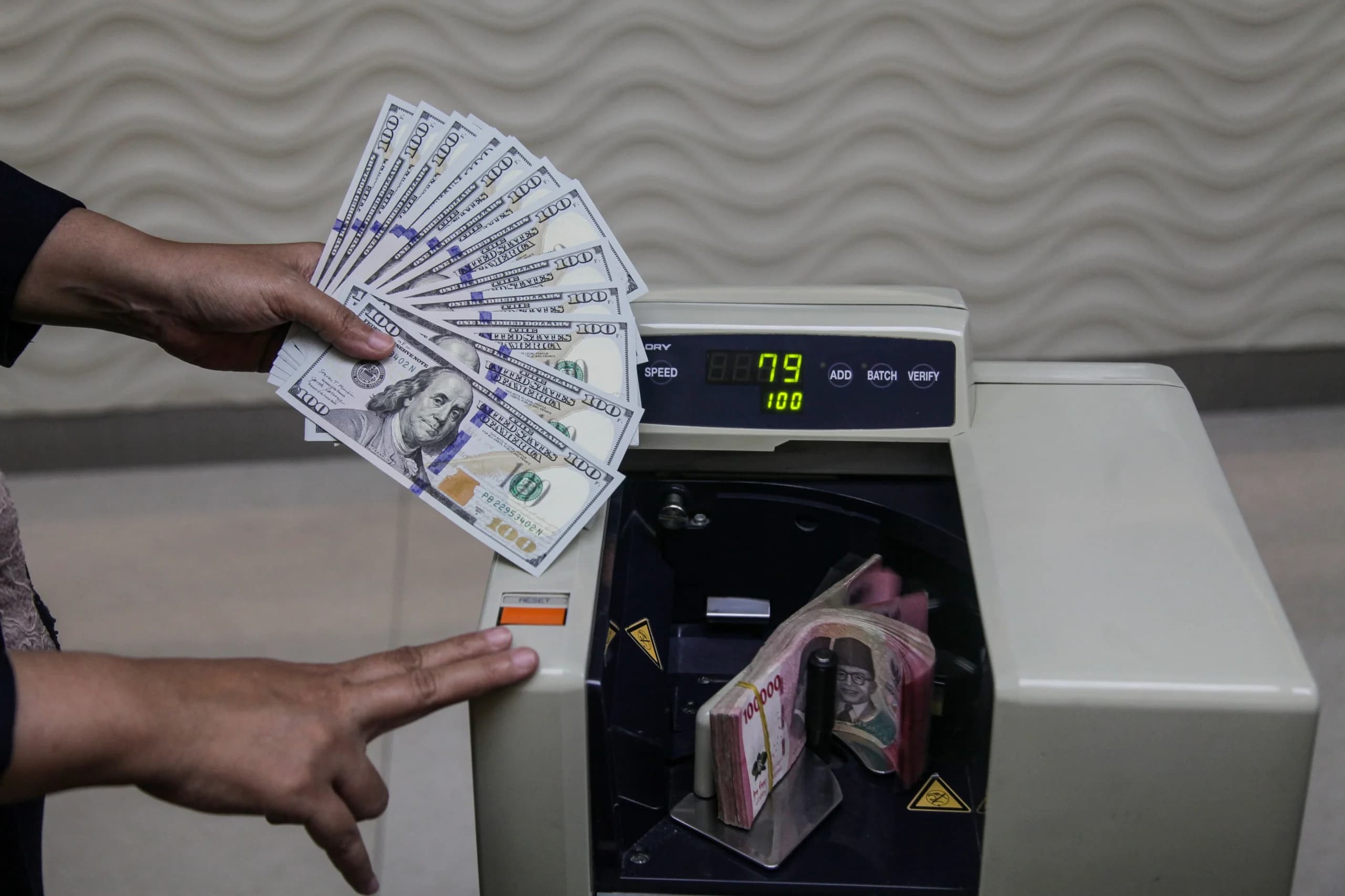 Karyawan menghitung uang pecahan rupiah dan dolar Amerika Serikat (AS) di gerai penukaran mata uang asing Ayu Masagung, Kwitang, Jakarta. (Sumber: Antara Foto/Darryl Ramadhan/kye) Karyawan menghitung uang pecahan rupiah dan dolar Amerika Serikat (AS) di gerai penukaran mata uang asing Ayu Masagung, Kwitang, Jakarta. (Sumber: Antara Foto/Darryl Ramadhan/kye)