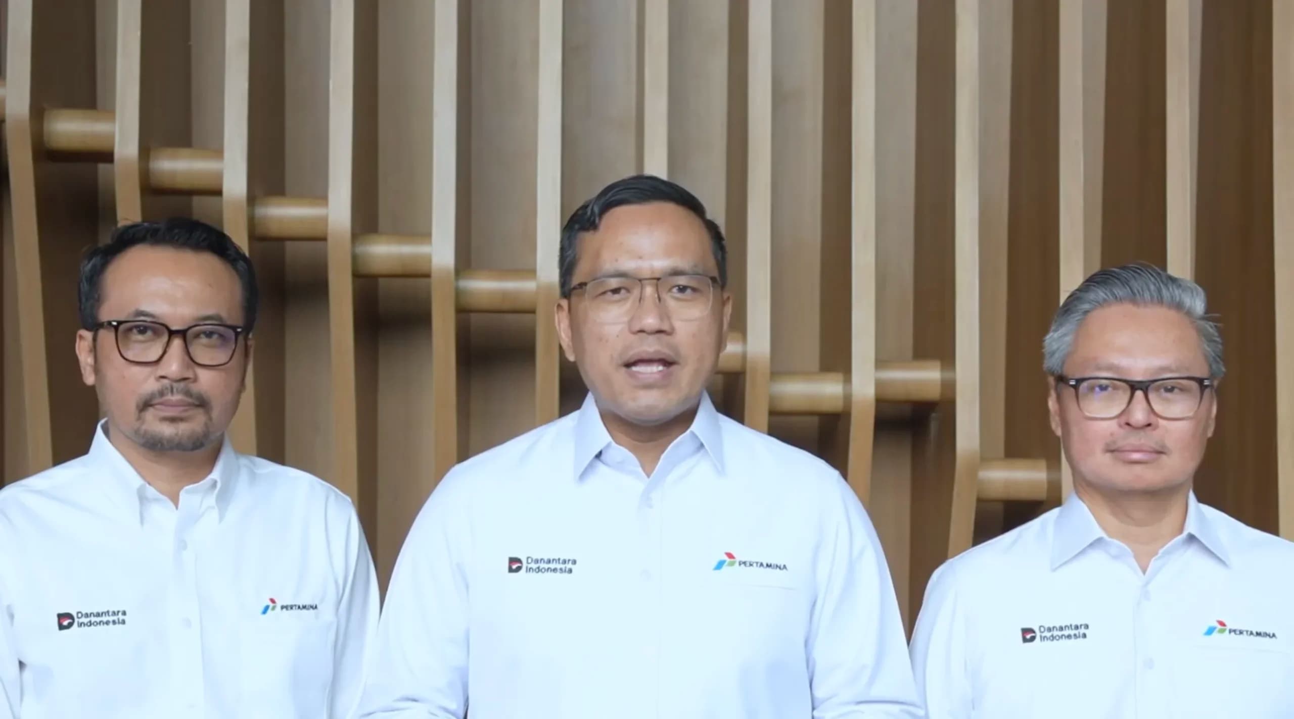 Direktur Utama PT Pertamina Patra Niaga, Mars Ega Legowo Putra (kiri), Direktur Utama PT Pertamina, Simon Aloysius Mantiri (tengah), dan Direktur Logistik dan Infrastruktur PT Pertamina (Persero), Jaffee Arizon Suardin (kanan). (Sumber: Pertamina) Direktur Utama PT Pertamina Patra Niaga, Mars Ega Legowo Putra (kiri), Direktur Utama PT Pertamina, Simon Aloysius Mantiri (tengah), dan Direktur Logistik dan Infrastruktur PT Pertamina (Persero), Jaffee Arizon Suardin (kanan). (Sumber: Pertamina)