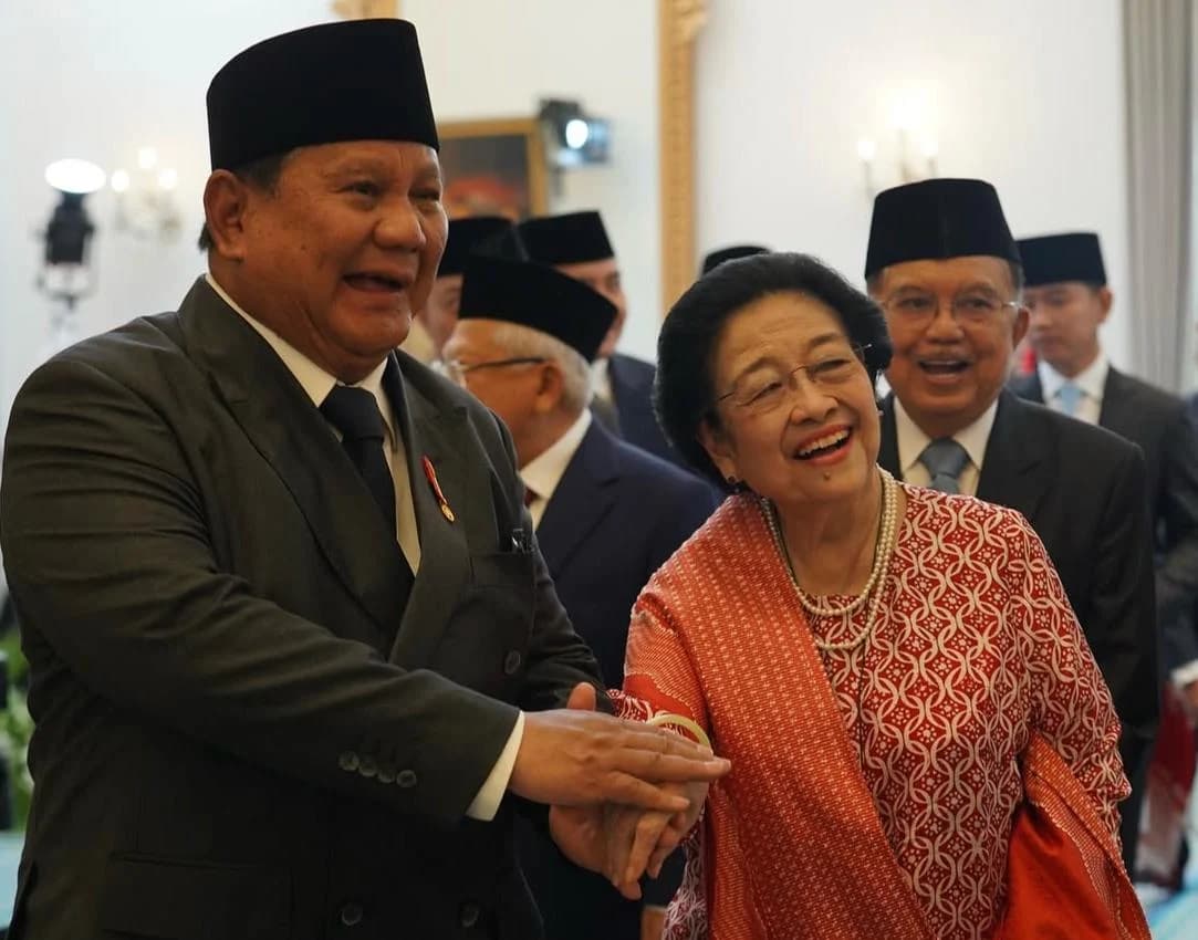 Beda Sikap Gerindra ke Mega dan Dino: Satu Dipuji Negarawan, Satu Dianggap Tak Beretika Beda Sikap Gerindra ke Mega dan Dino: Satu Dipuji Negarawan, Satu Dianggap Tak Beretika