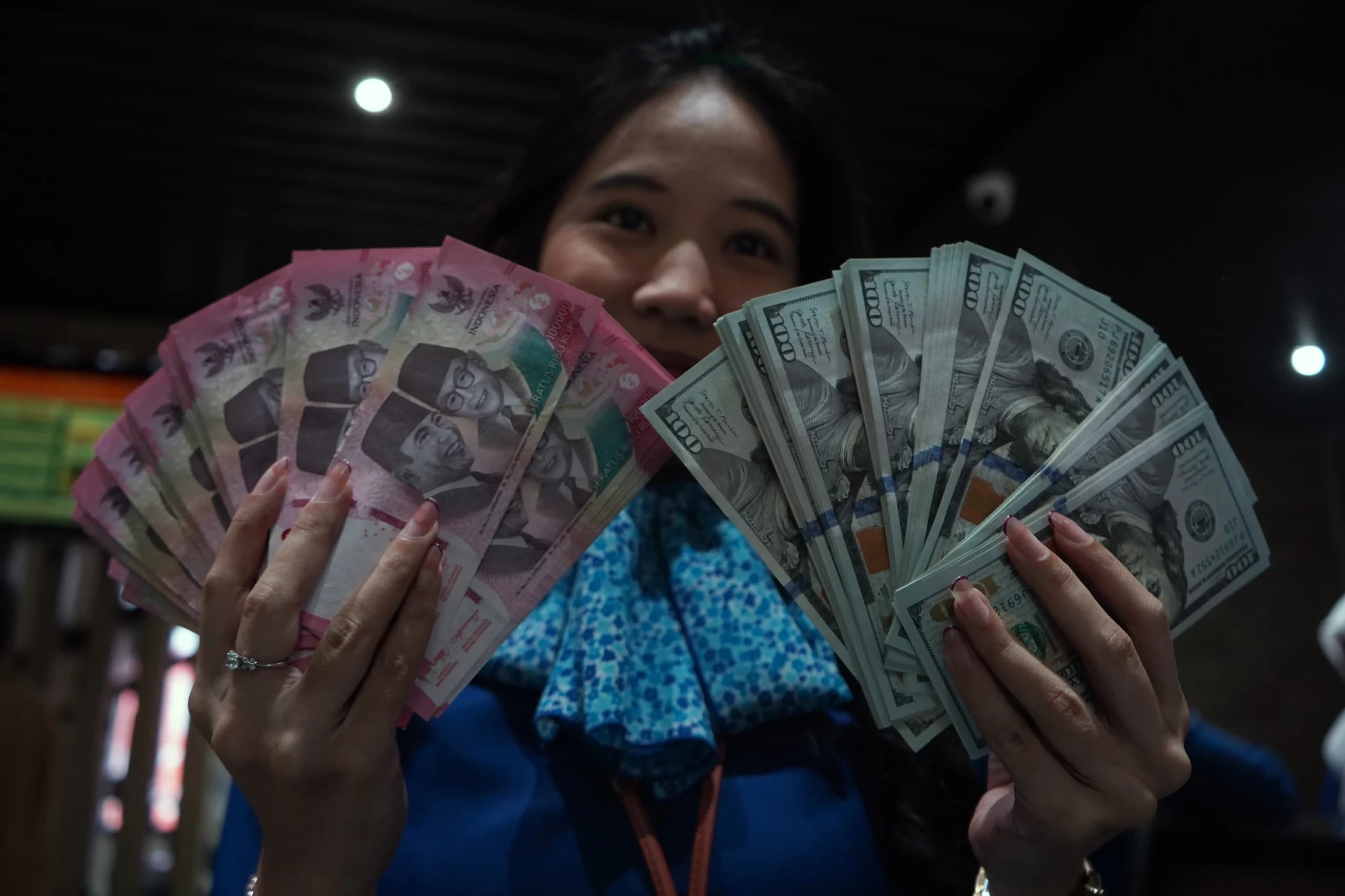 Karyawan menunjukkan uang pecahan rupiah dan dolar Amerika Serikat (AS) di gerai penukaran mata uang asing Haji La Tunrung, Makassar, Sulawesi Selatan, Rabu (20/5/2026). Karyawan menunjukkan uang pecahan rupiah dan dolar Amerika Serikat (AS) di gerai penukaran mata uang asing Haji La Tunrung, Makassar, Sulawesi Selatan, Rabu (20/5/2026).