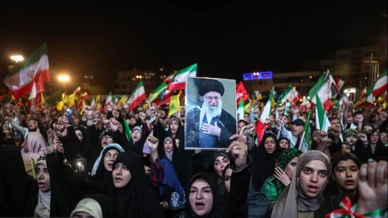 Rakyat Iran ikut mengantar saat prosesi pemakaman mantan Pemimpin Tertinggi Iran, Ali Khemenei. Rakyat Iran ikut mengantar saat prosesi pemakaman mantan Pemimpin Tertinggi Iran, Ali Khemenei.