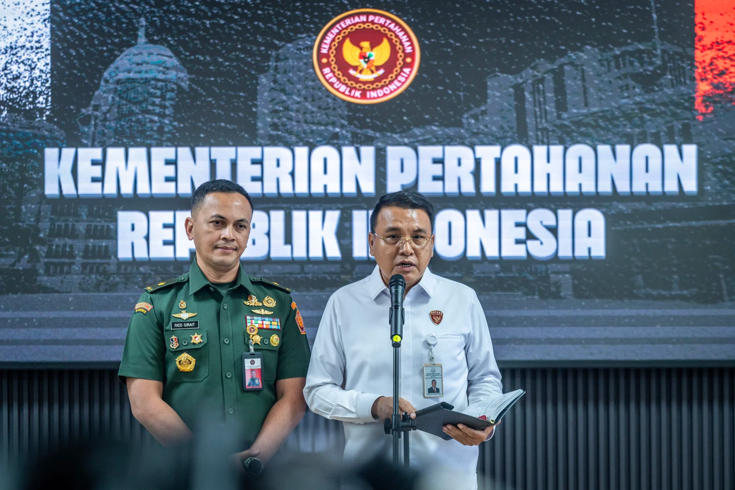 Juru Bicara Satuan Tugas Penertiban Kawasan Hutan (Satgas PKH) Barita Simanjuntak (kanan) didampingi Kepala Biro Informasi Pertahanan Setjen Kemhan Brigjen TNI Rico Ricardo Sirait (kiri) memberikan pernyataan usai Rapat Satgas PKH di Kementerian Pertahanan, Jakarta, Senin (13/7/2026). Juru Bicara Satuan Tugas Penertiban Kawasan Hutan (Satgas PKH) Barita Simanjuntak (kanan) didampingi Kepala Biro Informasi Pertahanan Setjen Kemhan Brigjen TNI Rico Ricardo Sirait (kiri) memberikan pernyataan usai Rapat Satgas PKH di Kementerian Pertahanan, Jakarta, Senin (13/7/2026).