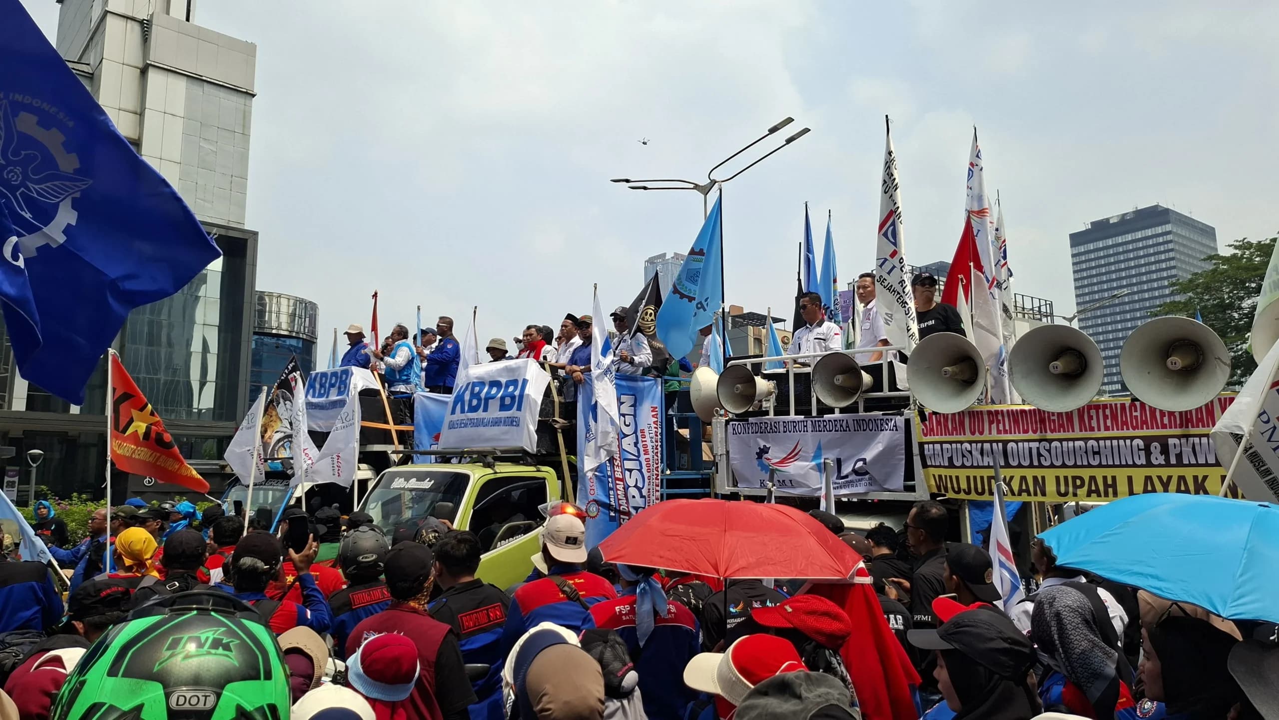 Massa Buruh menggelar demo RUU Ketenagakerjaan di depan Gedung Plaza UOB. Massa Buruh menggelar demo RUU Ketenagakerjaan di depan Gedung Plaza UOB.
