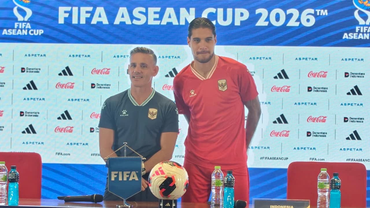 Pelatih Timnas Indonesia John Herdman bersama Kevin Diks. Pelatih Timnas Indonesia John Herdman bersama Kevin Diks.