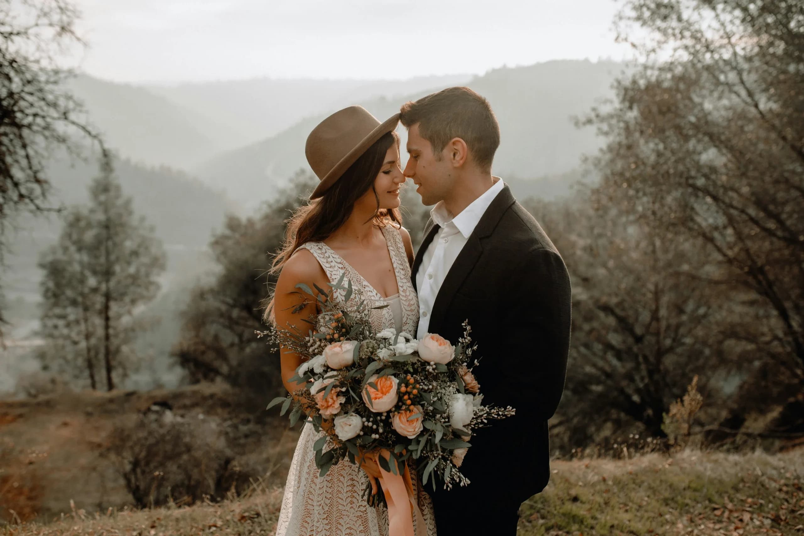Ilustrasi intimate wedding Ilustrasi intimate wedding
