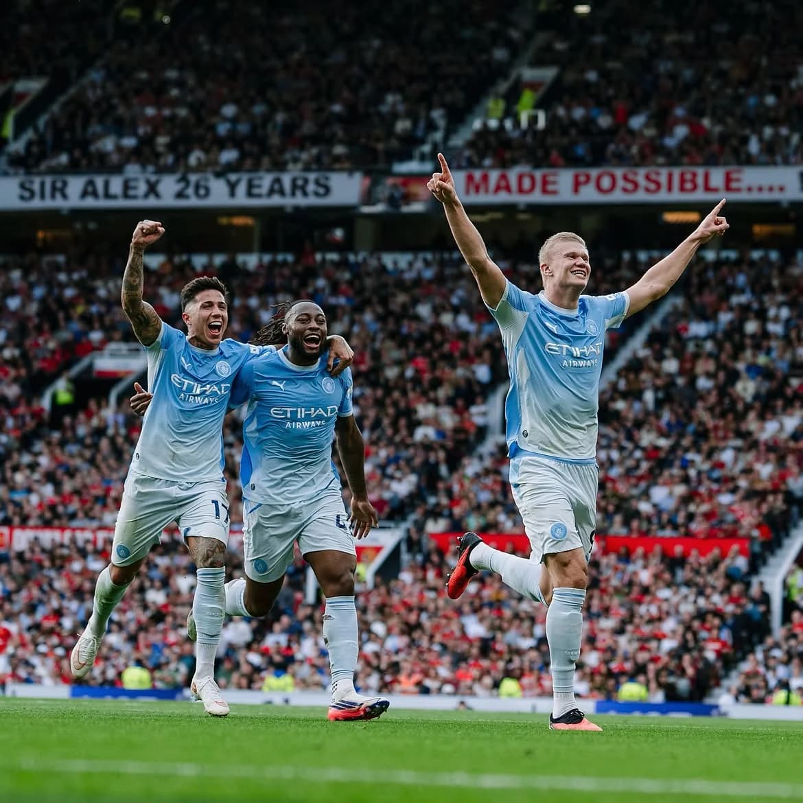 Pemain Manchester City rayakan gol. Pemain Manchester City rayakan gol.