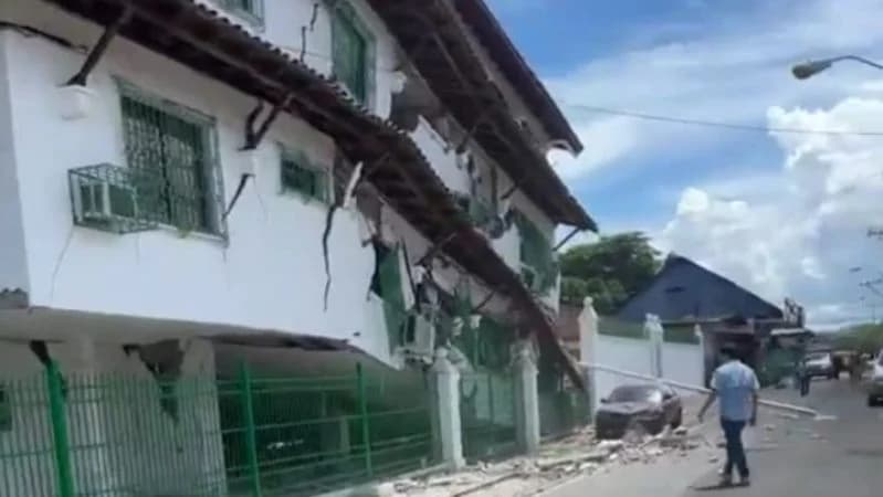 Bangunan rusak parah imbas guncangan gempa kuat di Panama. Bangunan rusak parah imbas guncangan gempa kuat di Panama.