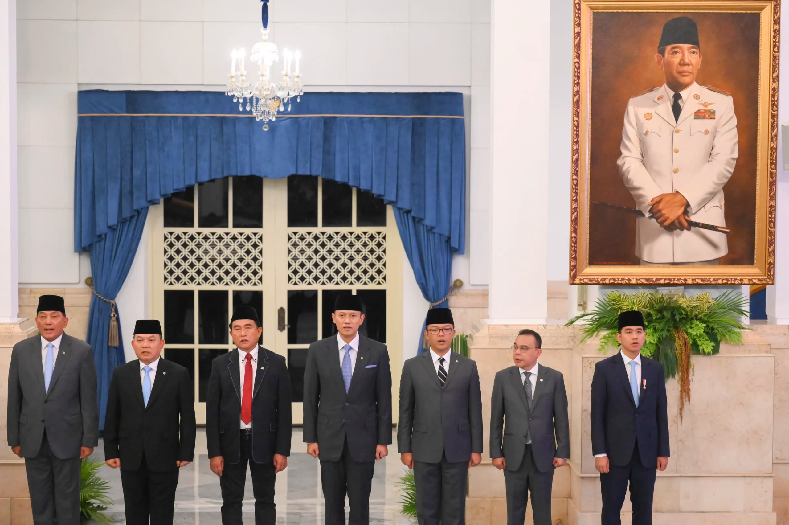 Wakil Presiden Gibran Rakabuming Raka (kanan) bersama Menko PMK Sugiono (ketiga kanan), Menko Infra Agus Harimurti Yudhoyono (tengah), Menko Kumham Imipas Yusril Ihza Mahendra (ketiga kiri), Menko Polkam Dudung Abdurachman (kedua kiri), Menteri Pertahanan Sjafrie Sjamsoeddin (kiri), dan Wakil Ketua DPR Sufmi Dasco Ahmad (kedua kanan) menghadiri pelantikan wakil menteri serta kepala dan wakil kepala badan di Istana Negara, Jakarta, Kamis (15/10/2026). Wakil Presiden Gibran Rakabuming Raka (kanan) bersama Menko PMK Sugiono (ketiga kanan), Menko Infra Agus Harimurti Yudhoyono (tengah), Menko Kumham Imipas Yusril Ihza Mahendra (ketiga kiri), Menko Polkam Dudung Abdurachman (kedua kiri), Menteri Pertahanan Sjafrie Sjamsoeddin (kiri), dan Wakil Ketua DPR Sufmi Dasco Ahmad (kedua kanan) menghadiri pelantikan wakil menteri serta kepala dan wakil kepala badan di Istana Negara, Jakarta, Kamis (15/10/2026).