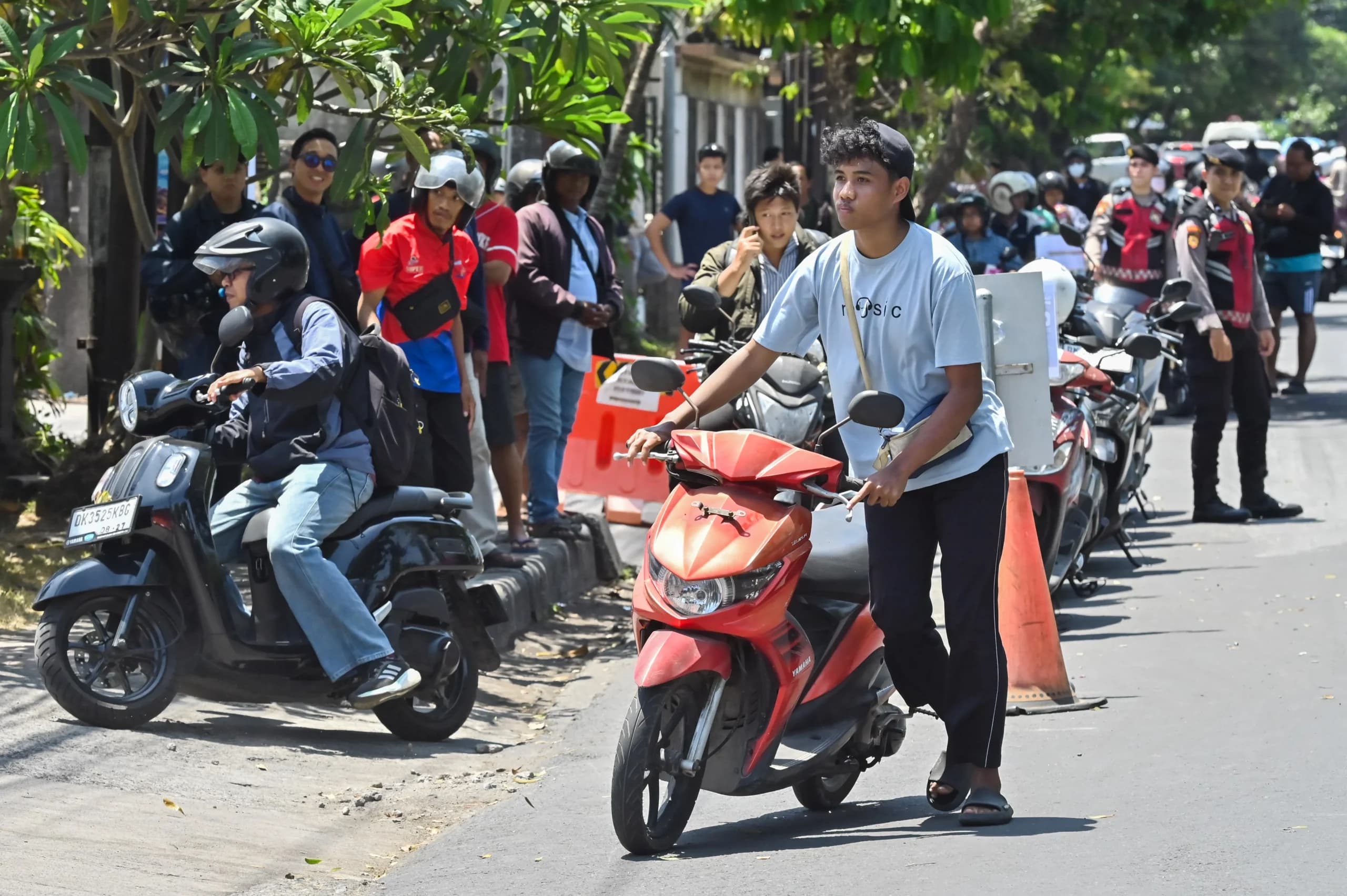 Sejumlah warga antre membeli BBM di SPBU kawasan Hayam Wuruk, Denpasar, Bali, Sabtu (17/10/2026). Pemprov Bali bersama PT Pertamina Patra Niaga memberlakukan aturan ganjil genap pengisian BBM bersubsidi jenis Pertalite di SPBU berdasarkan plat nomor polisi kendaraan serta mengatur pengisian Pertalite maksimal 20 liter untuk kendaraan roda empat dan maksimal tiga liter bagi kendaraan roda dua per Sabtu (17/10) guna mengurai antrean pembelian BBM di Bali. ANTARA FOTO/Fikri Yusuf Sejumlah warga antre membeli BBM di SPBU kawasan Hayam Wuruk, Denpasar, Bali, Sabtu (17/10/2026). Pemprov Bali bersama PT Pertamina Patra Niaga memberlakukan aturan ganjil genap pengisian BBM bersubsidi jenis Pertalite di SPBU berdasarkan plat nomor polisi kendaraan serta mengatur pengisian Pertalite maksimal 20 liter untuk kendaraan roda empat dan maksimal tiga liter bagi kendaraan roda dua per Sabtu (17/10) guna mengurai antrean pembelian BBM di Bali. ANTARA FOTO/Fikri Yusuf