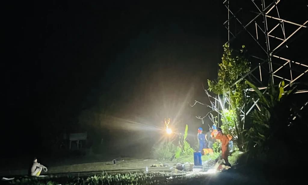 Tim Teknis PLN memperbaiki Listrik di Wilayah Sumatera. (Sumber: Dok. PLN) Tim Teknis PLN memperbaiki Listrik di Wilayah Sumatera. (Sumber: Dok. PLN)