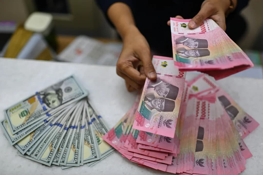 Karyawan menghitung uang pecahan rupiah dan dolar Amerika Serikat (AS) di gerai penukaran mata uang asing Ayu Masagung, Jakarta. (Sumber: Antara Foto/Indrianto Eko Suwarso/kye) Karyawan menghitung uang pecahan rupiah dan dolar Amerika Serikat (AS) di gerai penukaran mata uang asing Ayu Masagung, Jakarta. (Sumber: Antara Foto/Indrianto Eko Suwarso/kye)