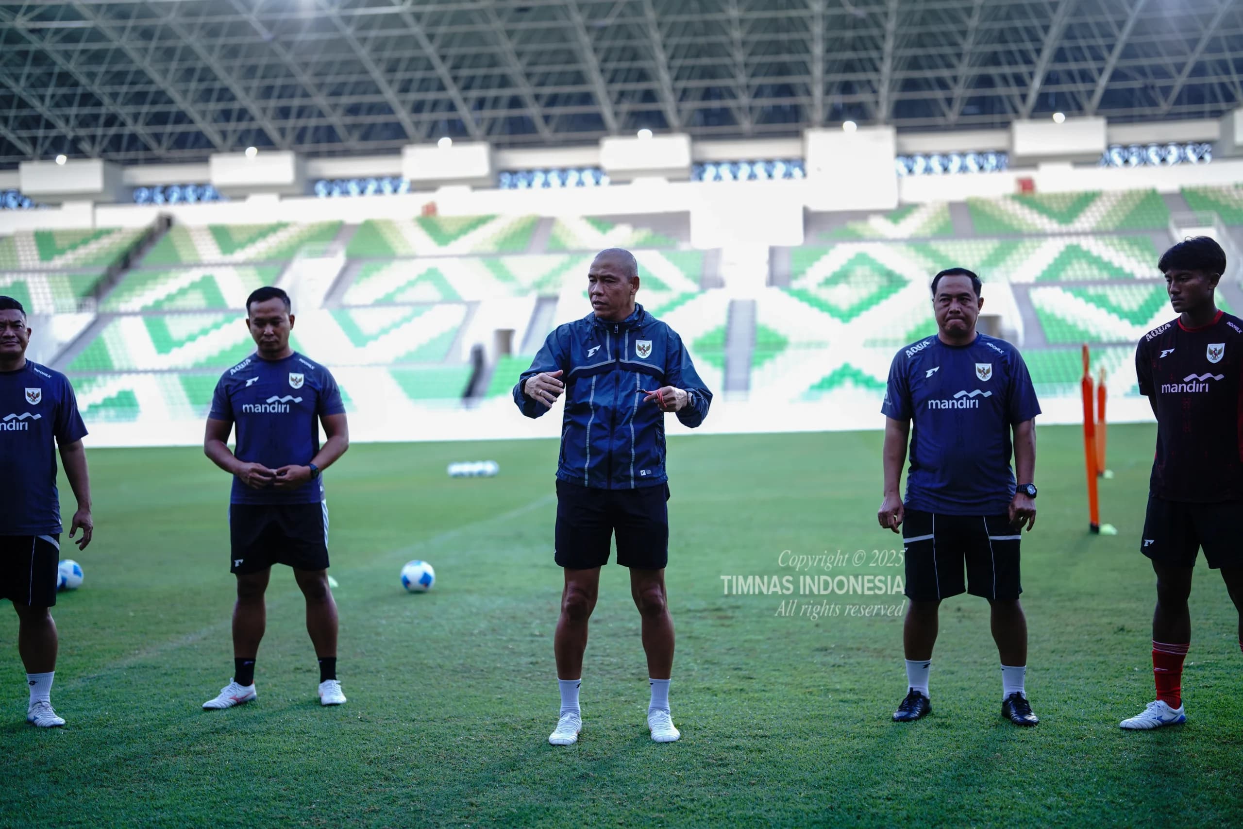 Pelatih Timnas Indonesia U-17, Nova Arianto (Tengah) saat memberikan instruksi kepada pemain Pelatih Timnas Indonesia U-17, Nova Arianto (Tengah) saat memberikan instruksi kepada pemain