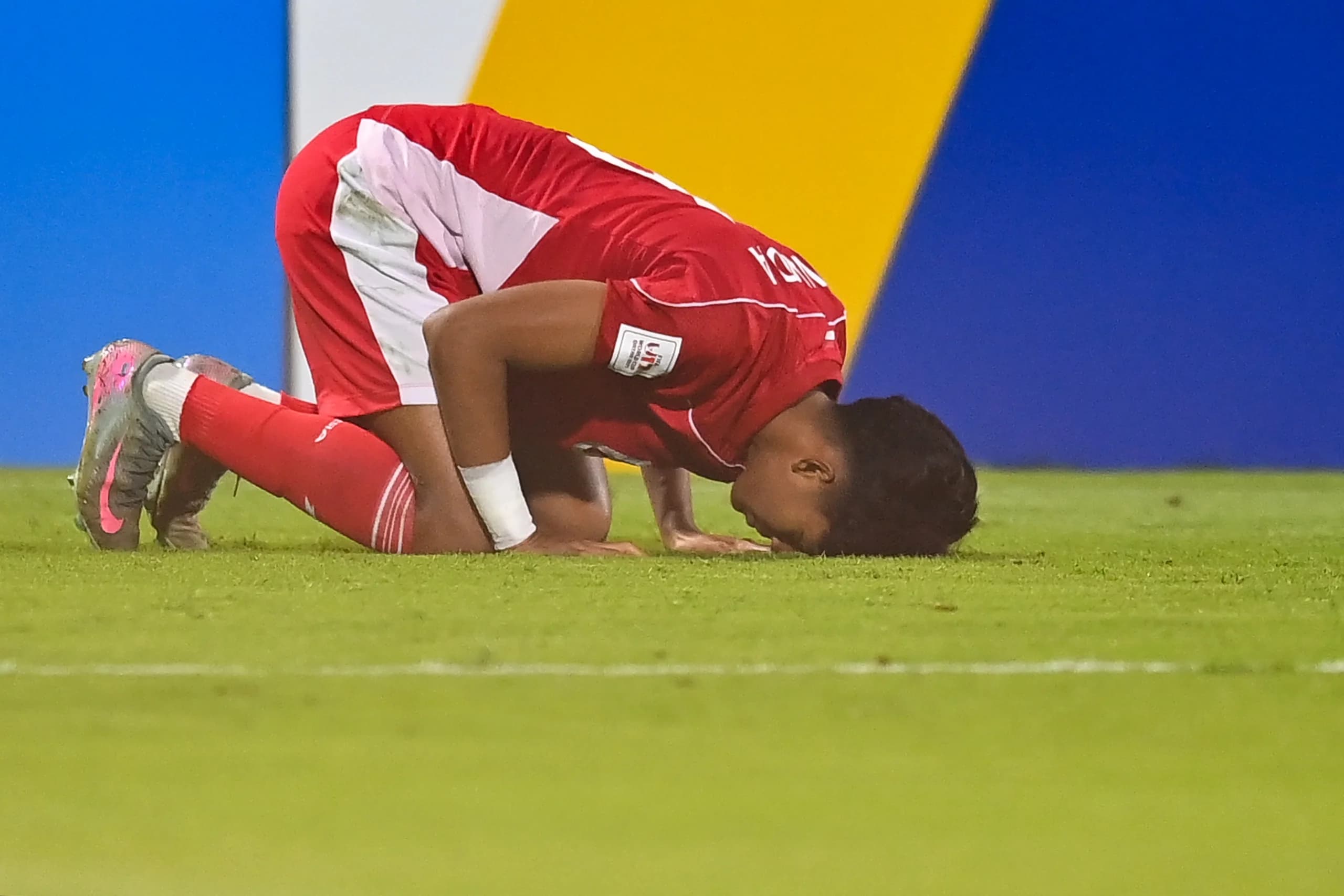 Pesepak bola Timnas Indonesia U-17 Evandra Florasta bersujud syukur usai mencetak gol penalti ke gawang Timnas Honduras U-17 Pesepak bola Timnas Indonesia U-17 Evandra Florasta bersujud syukur usai mencetak gol penalti ke gawang Timnas Honduras U-17