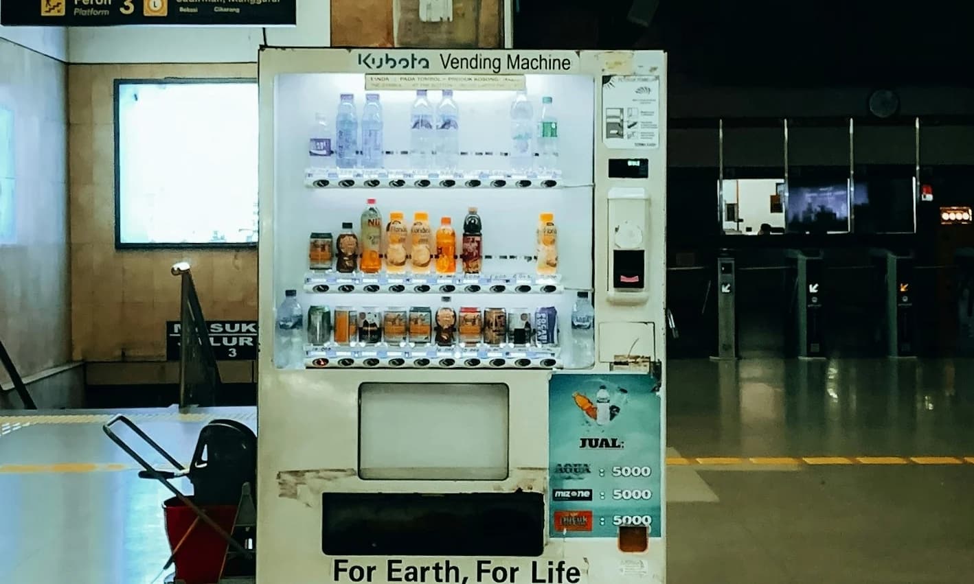 Ilustrasi Minuman Berpemanis dalam Vending Machine. Ilustrasi Minuman Berpemanis dalam Vending Machine.