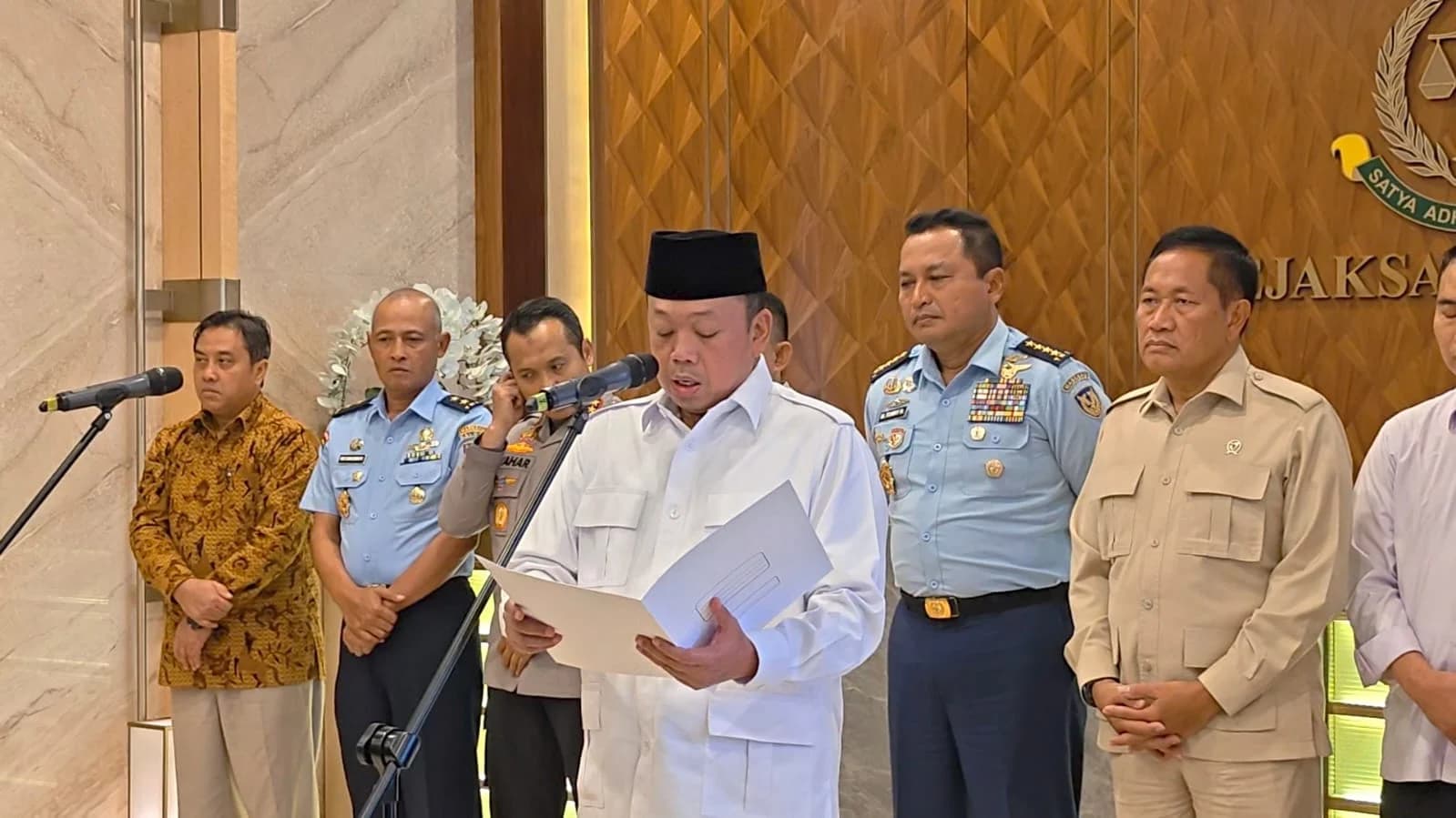 Menteri ATR BPN, Nusron Wahid, saat menyampaikan keterangan pencabutan HGU SGC Group di Lampung yang berdiri di atas lahan milik TNI AU Menteri ATR BPN, Nusron Wahid, saat menyampaikan keterangan pencabutan HGU SGC Group di Lampung yang berdiri di atas lahan milik TNI AU