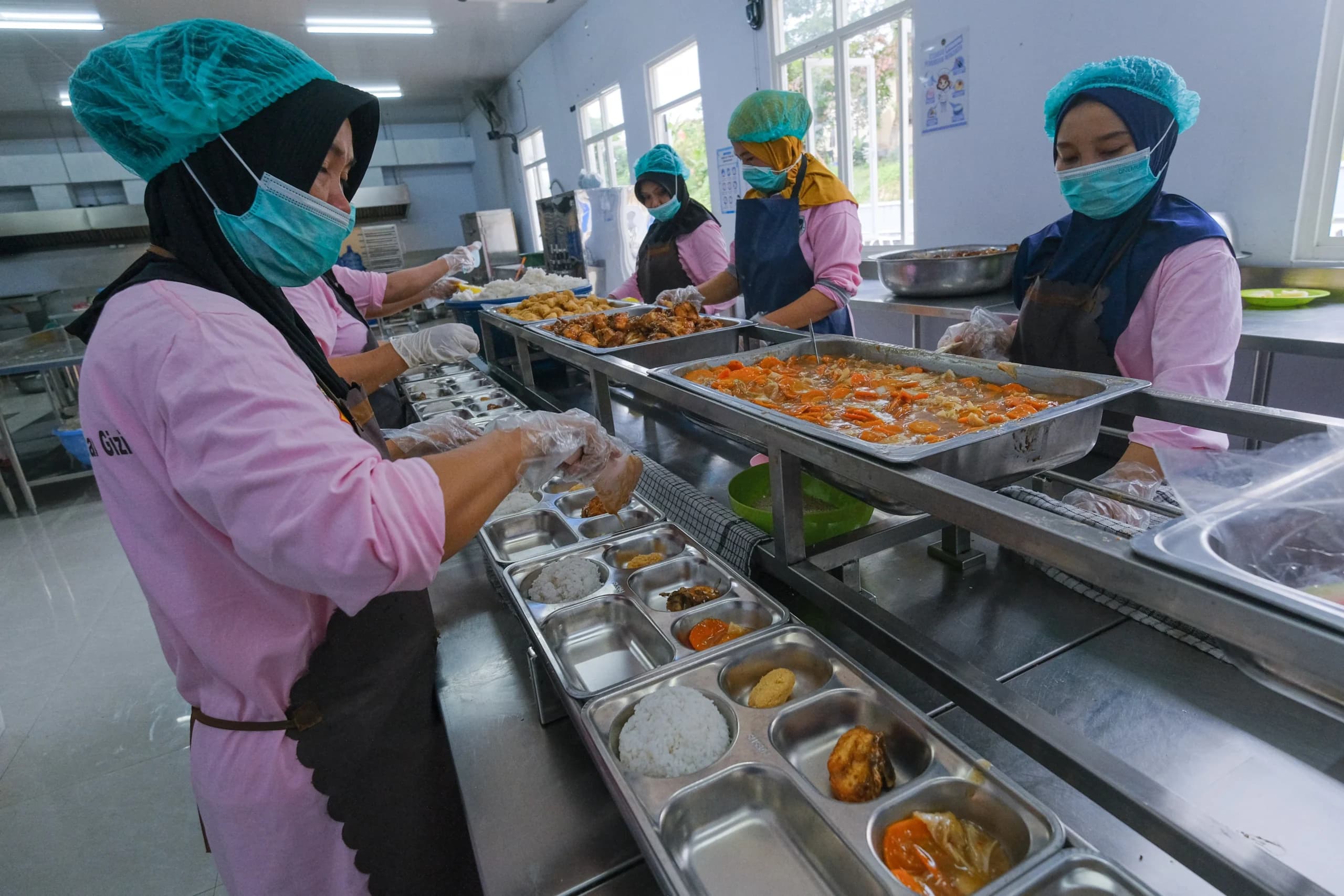 Relawan mengemas menu Makan Bergizi Gratis (MBG) di SPPG Polda Sultra, Kendari, Sulawesi Tenggara. Relawan mengemas menu Makan Bergizi Gratis (MBG) di SPPG Polda Sultra, Kendari, Sulawesi Tenggara.
