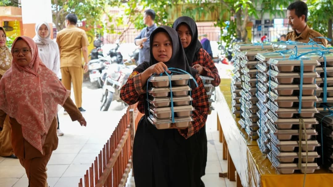 Paket Bundling MBG Saat Libur Lebaran. (Sumber: Dok. Biro Hukum dan Humas BGN) Paket Bundling MBG Saat Libur Lebaran. (Sumber: Dok. Biro Hukum dan Humas BGN)