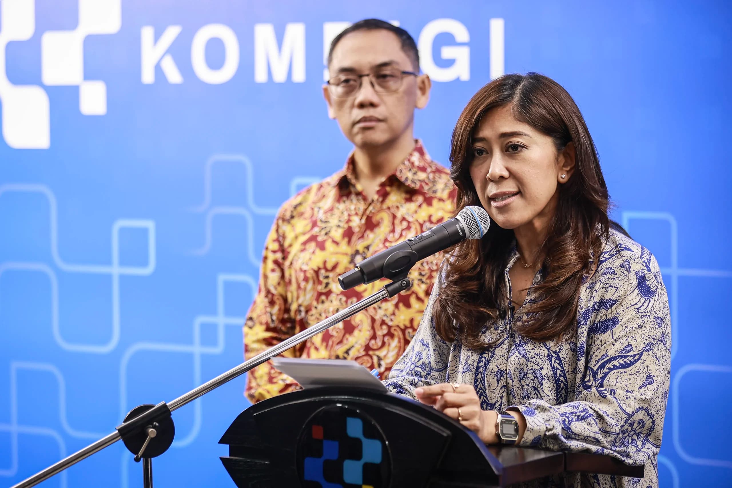 Menteri Komunikasi dan Digital Meutya Viada Hafid (kanan) didampingi Direktur Jenderal Pengawasan Ruang Digital Alexander Sabar (kiri) menyampaikan keterangan pers terkait kesiapan implementasi PP Tunas di kantor Komdigi, Jakarta Menteri Komunikasi dan Digital Meutya Viada Hafid (kanan) didampingi Direktur Jenderal Pengawasan Ruang Digital Alexander Sabar (kiri) menyampaikan keterangan pers terkait kesiapan implementasi PP Tunas di kantor Komdigi, Jakarta