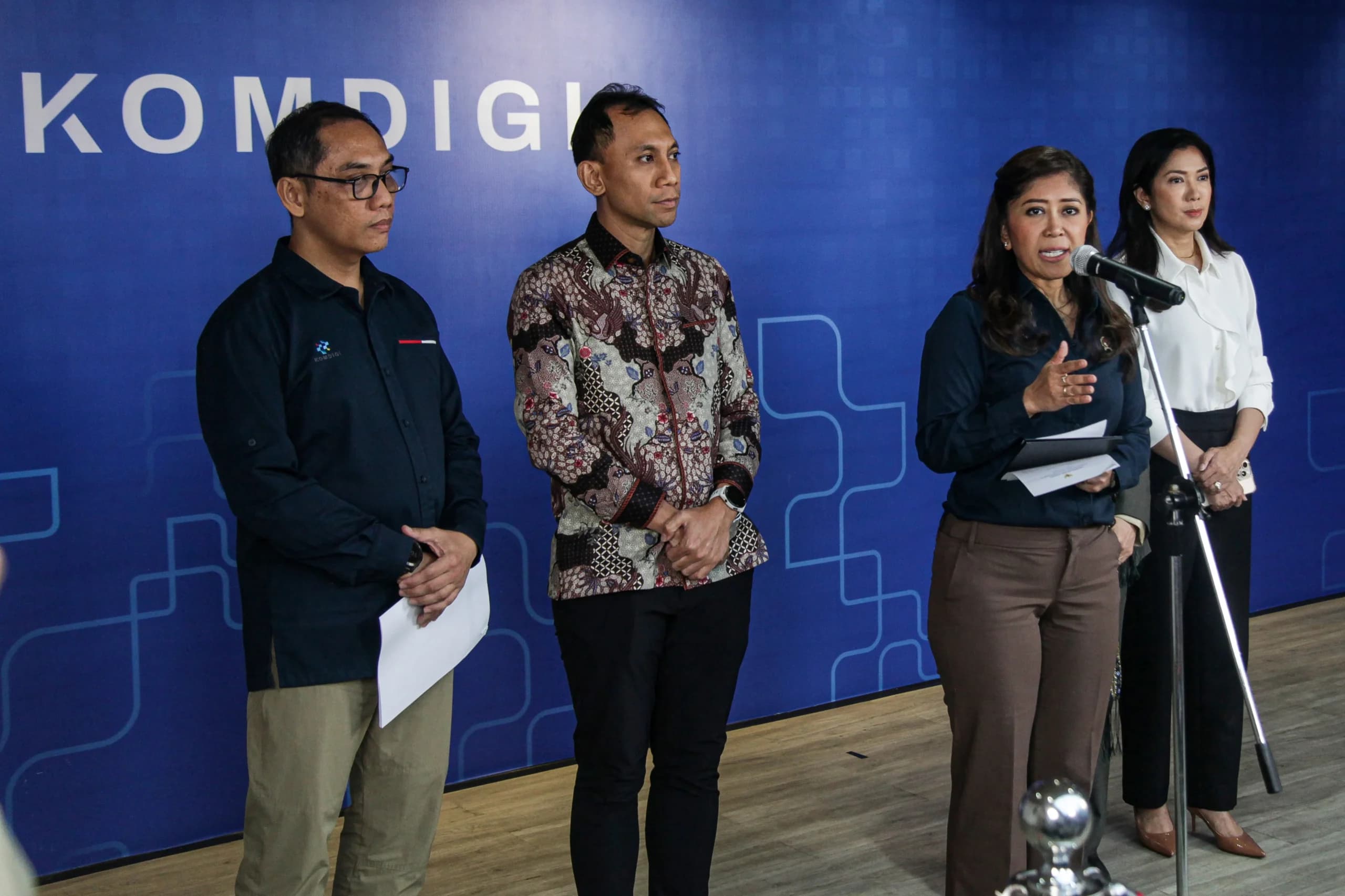 Menteri Komunikasi dan Digital Meutya Hafid (kedua kanan) didampingi Direktur Jenderal Pengawasan Ruang Digital Alexander Sabar (kiri), Direktur Jenderal Komunikasi Publik dan Media Fifi Aleyda Yahya (kanan), dan Kepala Hub Pemerintah dan Kebijakan Publik, Youtube Asia Pasifik Denny Ardianto (kedua kiri) menyampaikan keterangan pers terkait perkembangan kepatuhan PP Tunas di kantor Kementerian Komunikasi dan Digital (Kemkomdigi), Jakarta Menteri Komunikasi dan Digital Meutya Hafid (kedua kanan) didampingi Direktur Jenderal Pengawasan Ruang Digital Alexander Sabar (kiri), Direktur Jenderal Komunikasi Publik dan Media Fifi Aleyda Yahya (kanan), dan Kepala Hub Pemerintah dan Kebijakan Publik, Youtube Asia Pasifik Denny Ardianto (kedua kiri) menyampaikan keterangan pers terkait perkembangan kepatuhan PP Tunas di kantor Kementerian Komunikasi dan Digital (Kemkomdigi), Jakarta