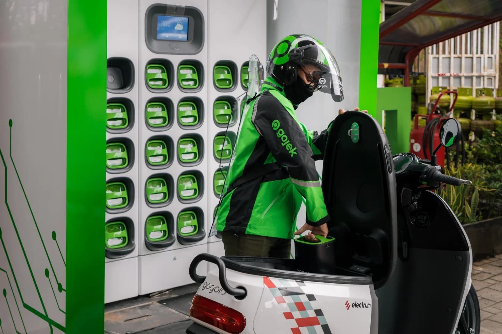 Driver Gojek lagi mengganti baterai Motor. (Sumber: Dok. GoTo) Driver Gojek lagi mengganti baterai Motor. (Sumber: Dok. GoTo)