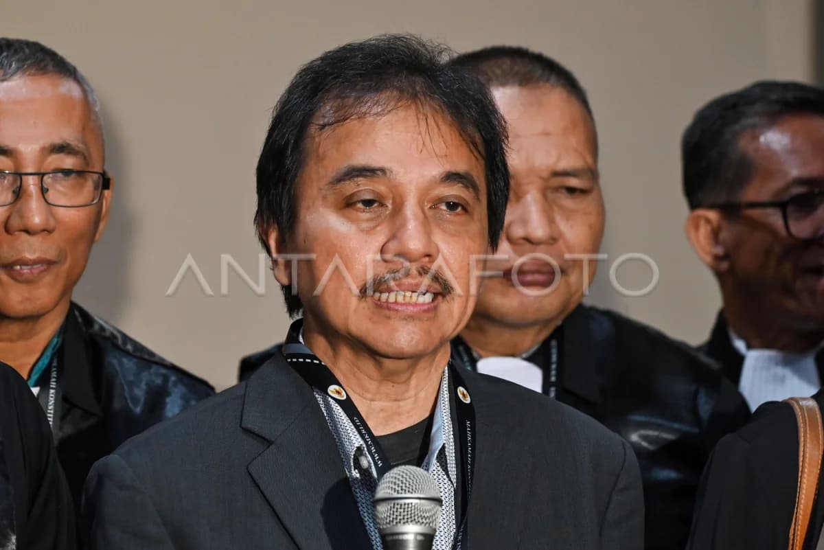 Roy Suryo Notodiprojo memberikan keterangan kepada wartawan usai sidang uji materi pasal dalam Kitab Undang-Undang Hukum Pidana (KUHP) dan Undang-Undang Informasi dan Transaksi Elektronik (ITE),di Gedung Mahkamah Konstitusi, Jakarta, Senin (23/2/2026). Roy Suryo Notodiprojo memberikan keterangan kepada wartawan usai sidang uji materi pasal dalam Kitab Undang-Undang Hukum Pidana (KUHP) dan Undang-Undang Informasi dan Transaksi Elektronik (ITE),di Gedung Mahkamah Konstitusi, Jakarta, Senin (23/2/2026).