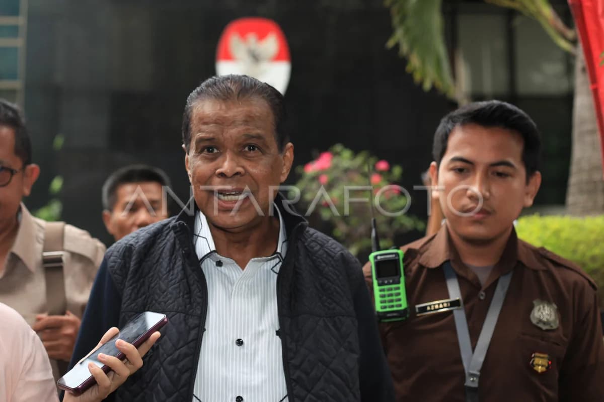 Pemilik biro perjalanan Haji Maktour, Fuad Hasan Masyhur (kiri), menjawab pertanyaan wartawan saat pemeriksaan di Gedung Merah Putih KPK, Jakarta, Kamis (28/8/2025). Pemilik biro perjalanan Haji Maktour, Fuad Hasan Masyhur (kiri), menjawab pertanyaan wartawan saat pemeriksaan di Gedung Merah Putih KPK, Jakarta, Kamis (28/8/2025).
