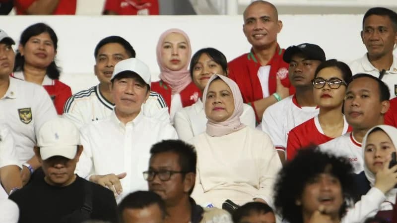 Presiden ke-7 RI Joko Widodo atau Jokowi dan Iriana saat nonton laga Semifinal Timnas U-19 vs Australia di Medan. Presiden ke-7 RI Joko Widodo atau Jokowi dan Iriana saat nonton laga Semifinal Timnas U-19 vs Australia di Medan.