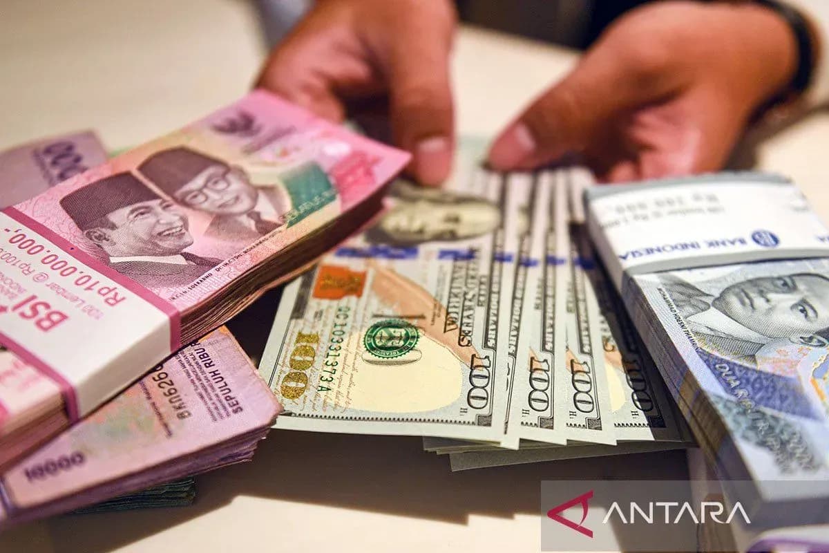 Petugas menunjukan uang pecahan dolar AS dan rupiah di Bank BSI, Jakarta. Petugas menunjukan uang pecahan dolar AS dan rupiah di Bank BSI, Jakarta.