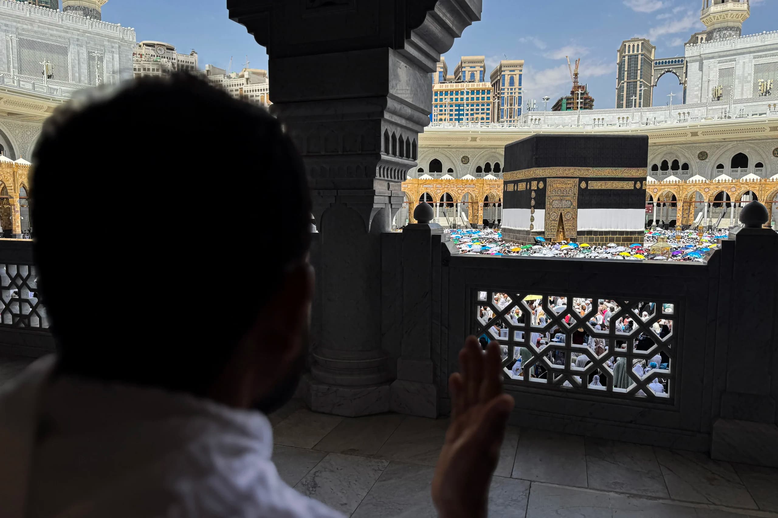 Seorang haji memanjatkan doa saat melaksanakan Tawaf Wada di Masjidil Haram, Makkah, Arab Saudi, Selasa (9/6/2026). Seorang haji memanjatkan doa saat melaksanakan Tawaf Wada di Masjidil Haram, Makkah, Arab Saudi, Selasa (9/6/2026).