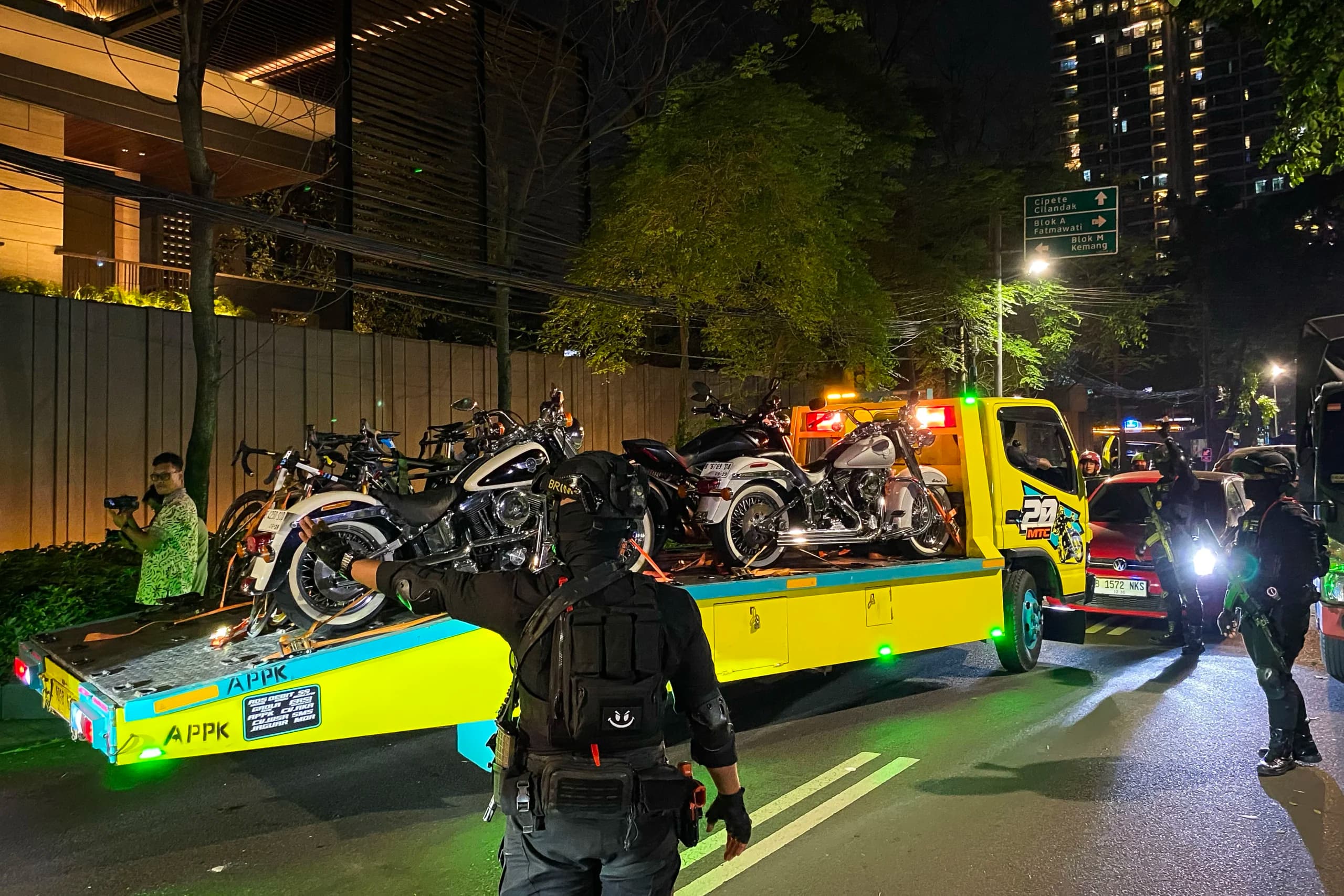 Truk towing membawa motor mewah dari rumah mantan Wakil Menteri Imigrasi dan Pemasyarakatan Silmy Karim di kawasan Brawijaya, Kebayoran Baru, Jakarta Selatan, Jumat (5/6/2026). Truk towing membawa motor mewah dari rumah mantan Wakil Menteri Imigrasi dan Pemasyarakatan Silmy Karim di kawasan Brawijaya, Kebayoran Baru, Jakarta Selatan, Jumat (5/6/2026).