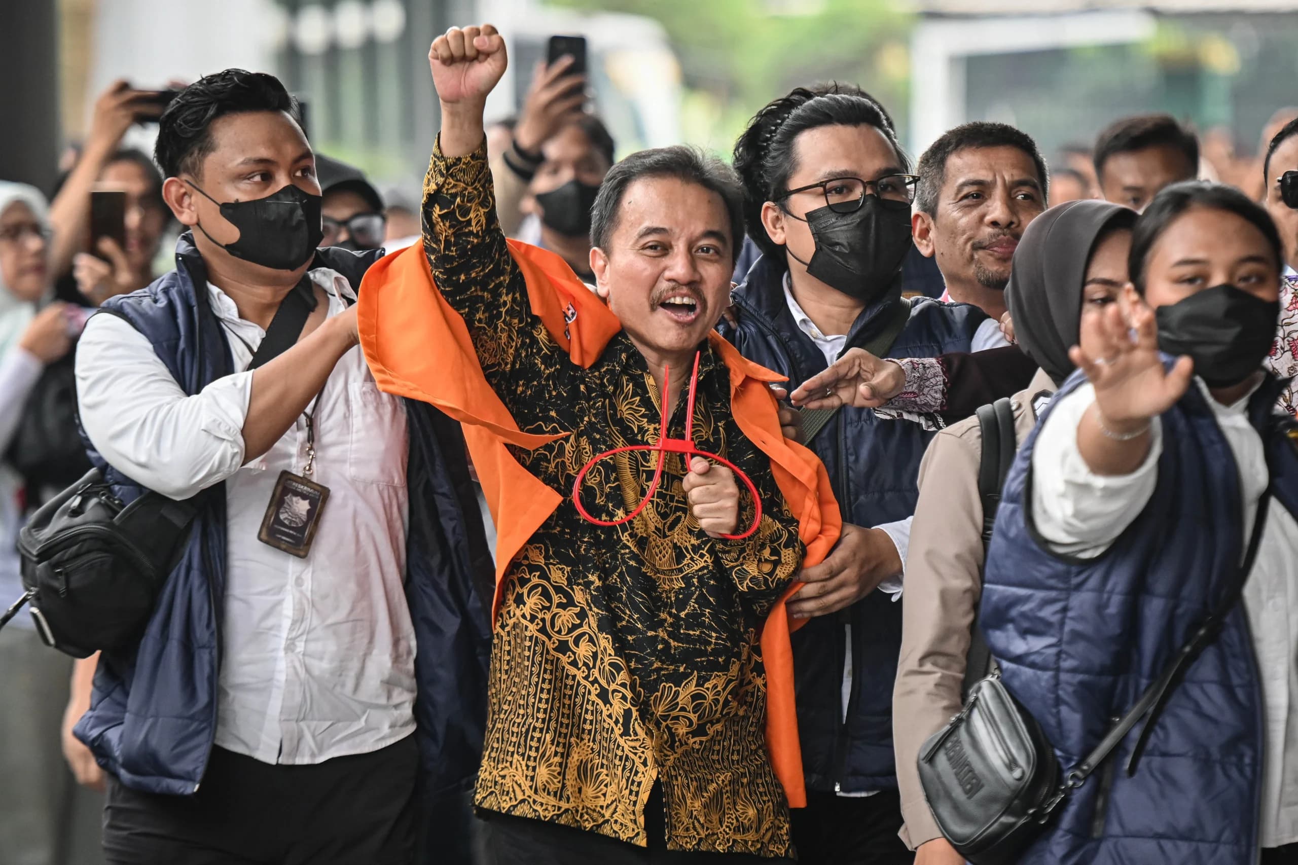 Petugas kepolisian menggiring Roy Suryo (tengah) ke dalam gedung di Kejaksaan Negeri Jakarta Selatan, Jakarta, Senin (22/6/2026). Petugas kepolisian menggiring Roy Suryo (tengah) ke dalam gedung di Kejaksaan Negeri Jakarta Selatan, Jakarta, Senin (22/6/2026).