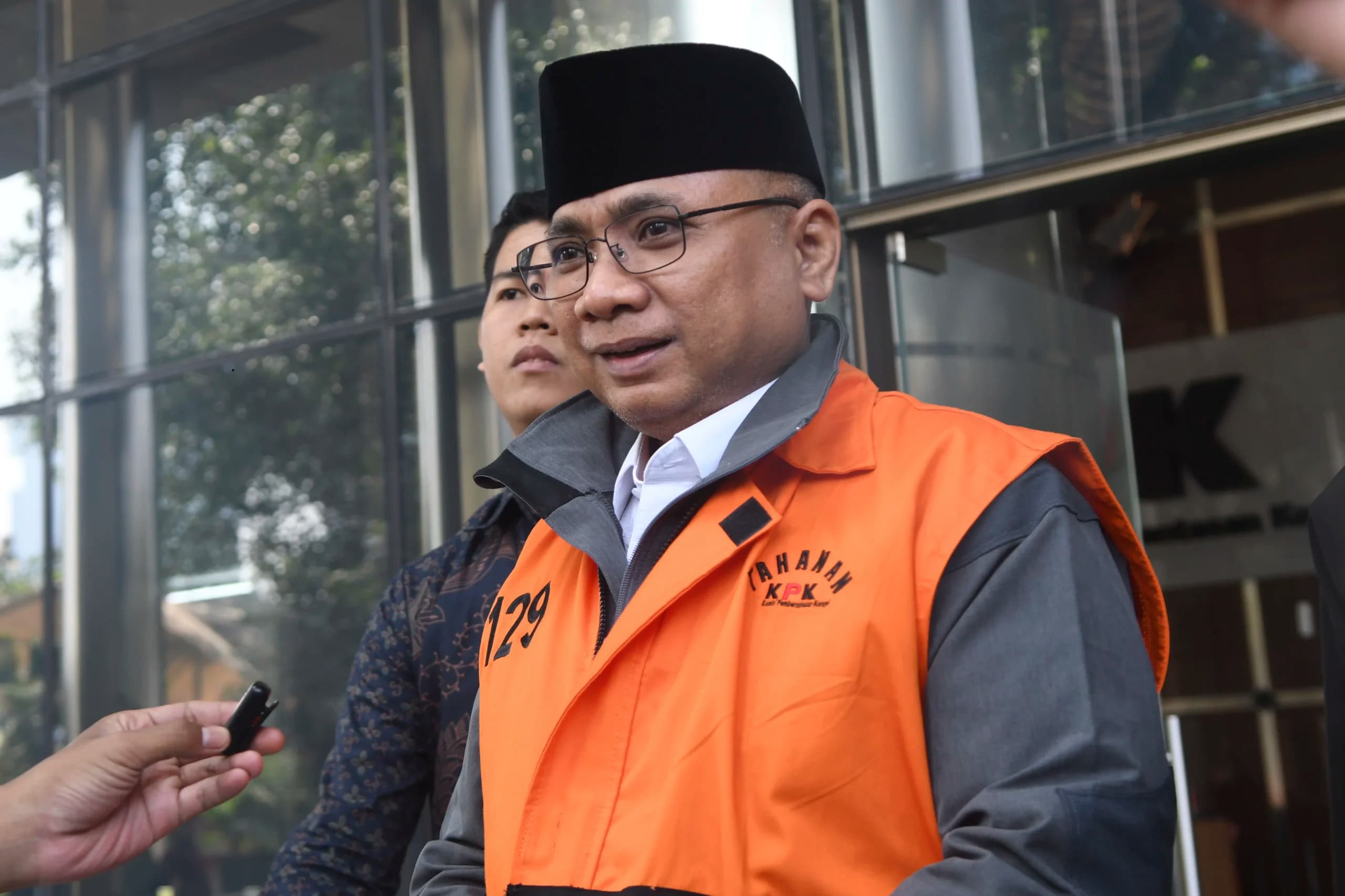 Tersangka kasus dugaan korupsi Yaqut Cholil Qoumas berjalan menuju mobil tahanan usai menjalani pemeriksaan di Gedung Merah Putih KPK, Jakarta, Jumat (19/6/2026). Tersangka kasus dugaan korupsi Yaqut Cholil Qoumas berjalan menuju mobil tahanan usai menjalani pemeriksaan di Gedung Merah Putih KPK, Jakarta, Jumat (19/6/2026).