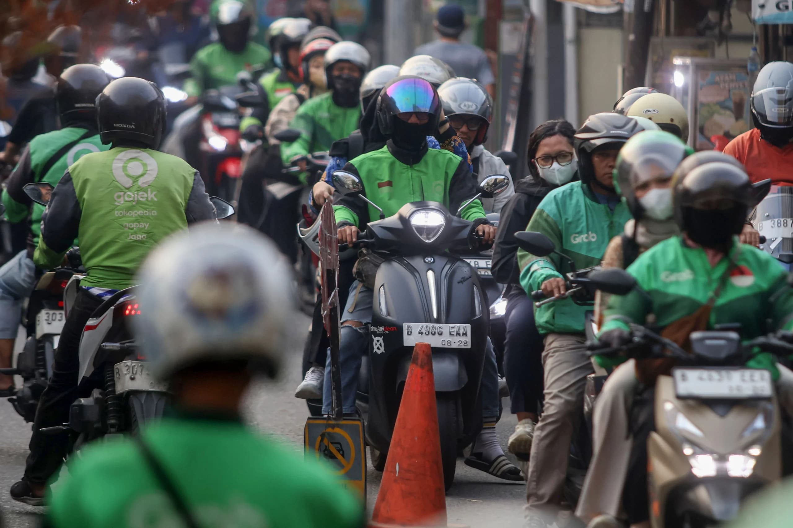 Sejumlah pengemudi ojek online membawa penumpang di Depok, Jawa Barat, Kamis (25/6/2026). PT GoTo Gojek Tokopedia Tbk (GoTo) dan Grab Indonesia sepakat untuk menurunkan potongan atau komisi aplikator menjadi sebesar delapan persen untuk pengemudi ojek online yang akan berlaku mulai 1 Juli 2026, sebelumnya angka potongan atau komisi yang diterapkan oleh aplikator itu sekitar 20 persen yang artinya para pengemudi hanya mendapatkan 80 persen dari jasa layanan transportasi itu. ANTARA FOTO/Yulius Satria Wijay Sejumlah pengemudi ojek online membawa penumpang di Depok, Jawa Barat, Kamis (25/6/2026). PT GoTo Gojek Tokopedia Tbk (GoTo) dan Grab Indonesia sepakat untuk menurunkan potongan atau komisi aplikator menjadi sebesar delapan persen untuk pengemudi ojek online yang akan berlaku mulai 1 Juli 2026, sebelumnya angka potongan atau komisi yang diterapkan oleh aplikator itu sekitar 20 persen yang artinya para pengemudi hanya mendapatkan 80 persen dari jasa layanan transportasi itu. ANTARA FOTO/Yulius Satria Wijay