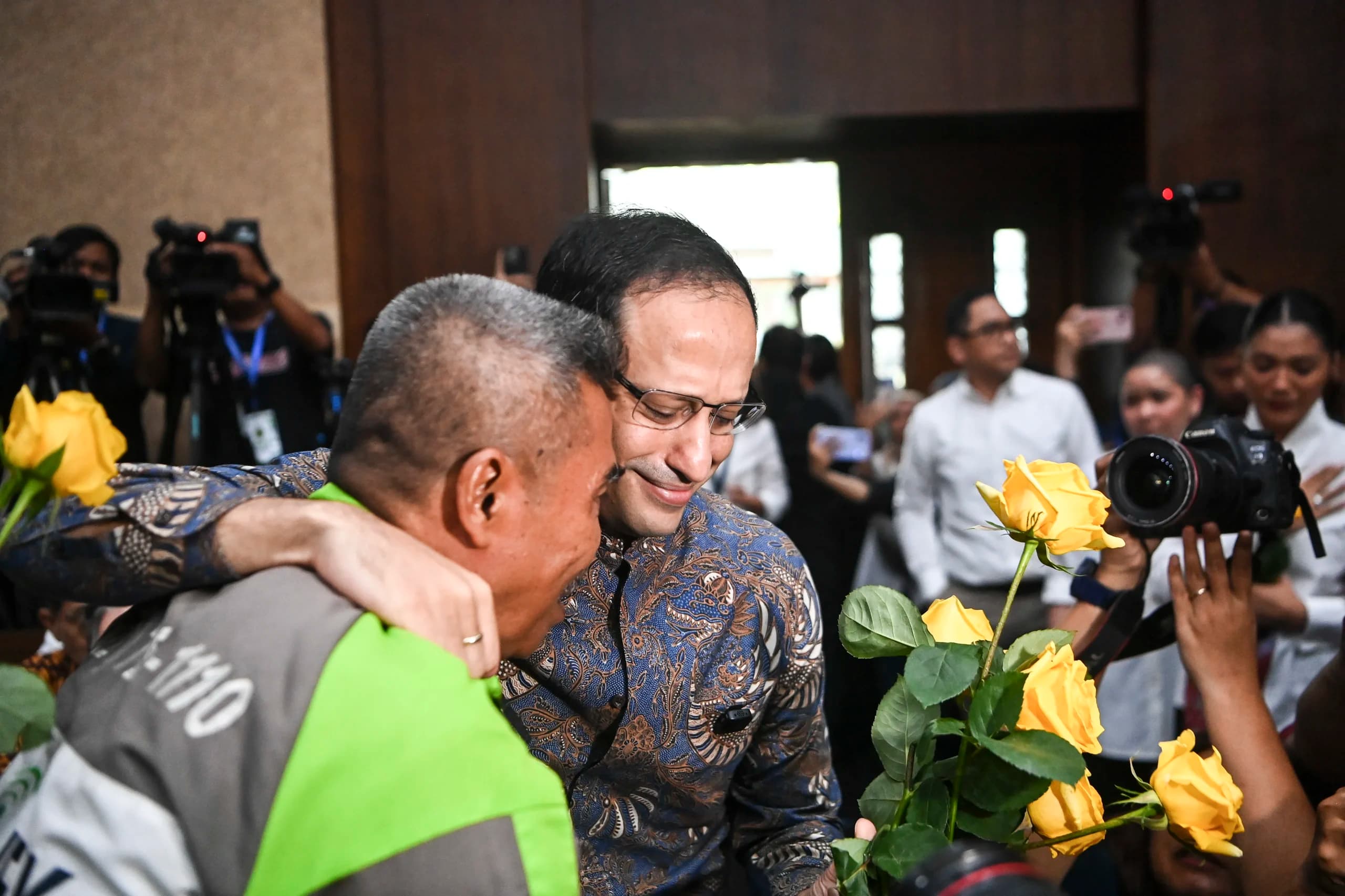 Terdakwa kasus dugaan korupsi pengadaan Chromebook dalam program digitalisasi pendidikan di Kemendikbudristek, Nadiem Anwar Makarim (kedua kiri) memeluk pengemudi Gojek sebelum mengikuti sidang pembacaan putusan di Pengadilan Tipikor, Jakarta, Selasa (30/6/2026). Terdakwa kasus dugaan korupsi pengadaan Chromebook dalam program digitalisasi pendidikan di Kemendikbudristek, Nadiem Anwar Makarim (kedua kiri) memeluk pengemudi Gojek sebelum mengikuti sidang pembacaan putusan di Pengadilan Tipikor, Jakarta, Selasa (30/6/2026).
