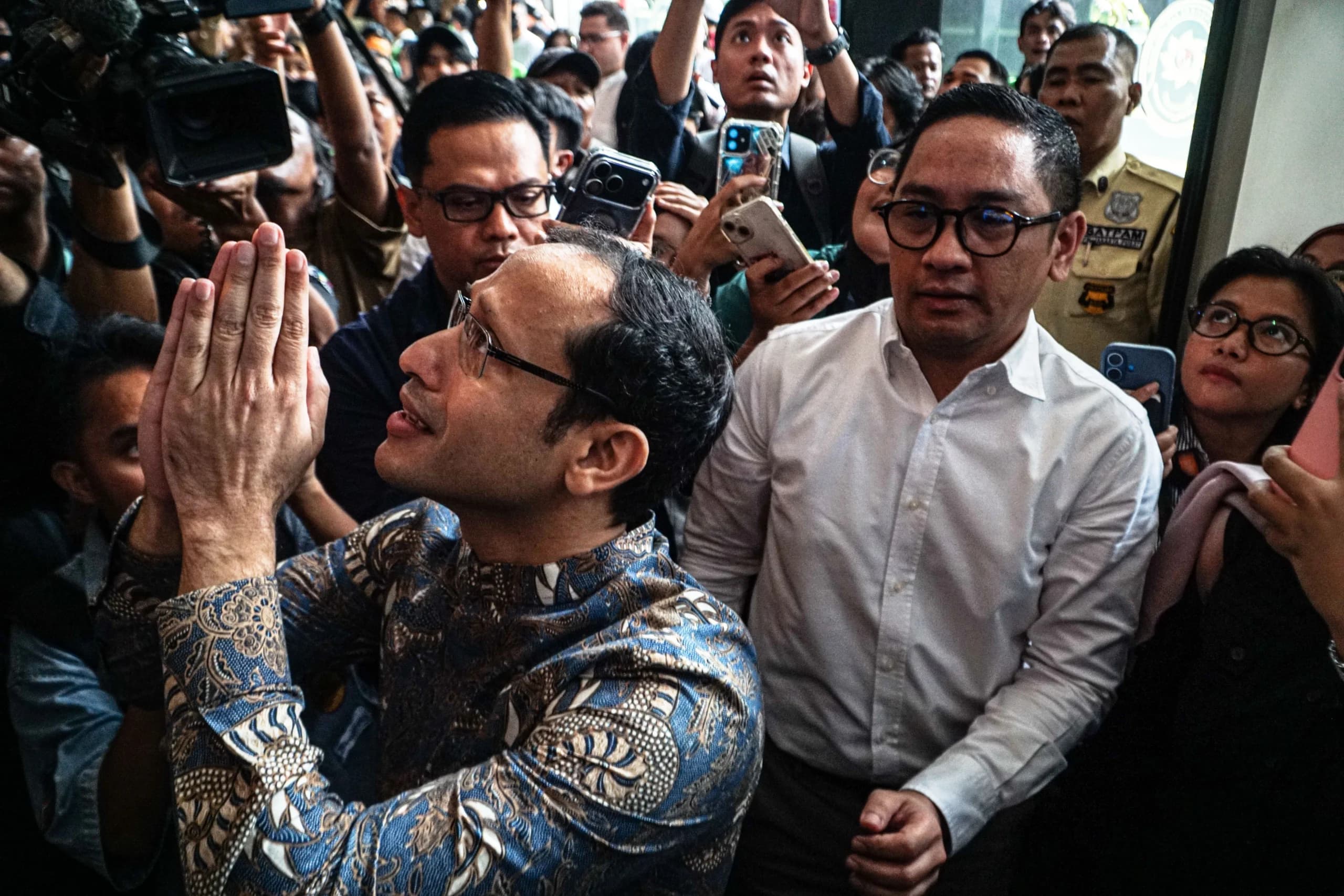 Terdakwa kasus dugaan korupsi pengadaan Chromebook di lingkungan Kemendikbudristek, Nadiem Anwar Makarim (kiri), memasuki Gedung Pengadilan Tipikor Jakarta Pusat, Selasa (20/6/2026). Terdakwa kasus dugaan korupsi pengadaan Chromebook di lingkungan Kemendikbudristek, Nadiem Anwar Makarim (kiri), memasuki Gedung Pengadilan Tipikor Jakarta Pusat, Selasa (20/6/2026).