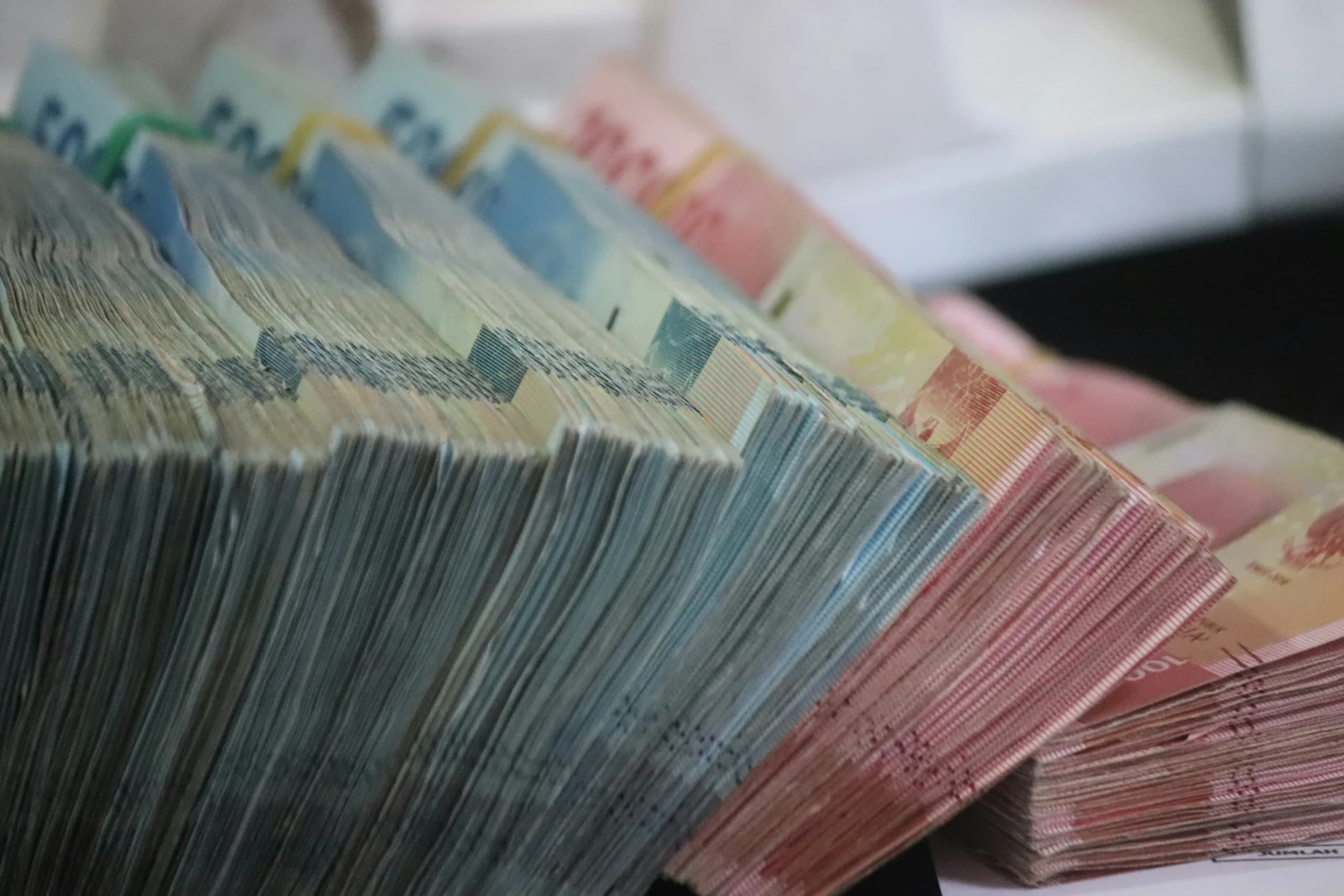 Tumpukan uang rupiah dari tabungan masyarakat. (Sumber: Unsplash/Mufid Majnun) Tumpukan uang rupiah dari tabungan masyarakat. (Sumber: Unsplash/Mufid Majnun)