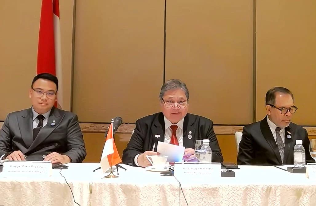 Menteri Koordinator Bidang Perekonomian Airlangga Hartarto (tengah) dalam konferensi pers. (sumber: Humas Kemenko) Perekonomian Menteri Koordinator Bidang Perekonomian Airlangga Hartarto (tengah) dalam konferensi pers. (sumber: Humas Kemenko) Perekonomian