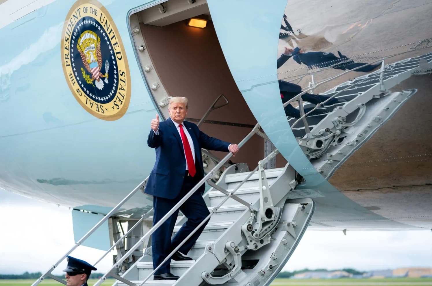 Presiden Amerika Serikat Donald Trump, saat akan menaiki pesawat kepresidenan Presiden Amerika Serikat Donald Trump, saat akan menaiki pesawat kepresidenan