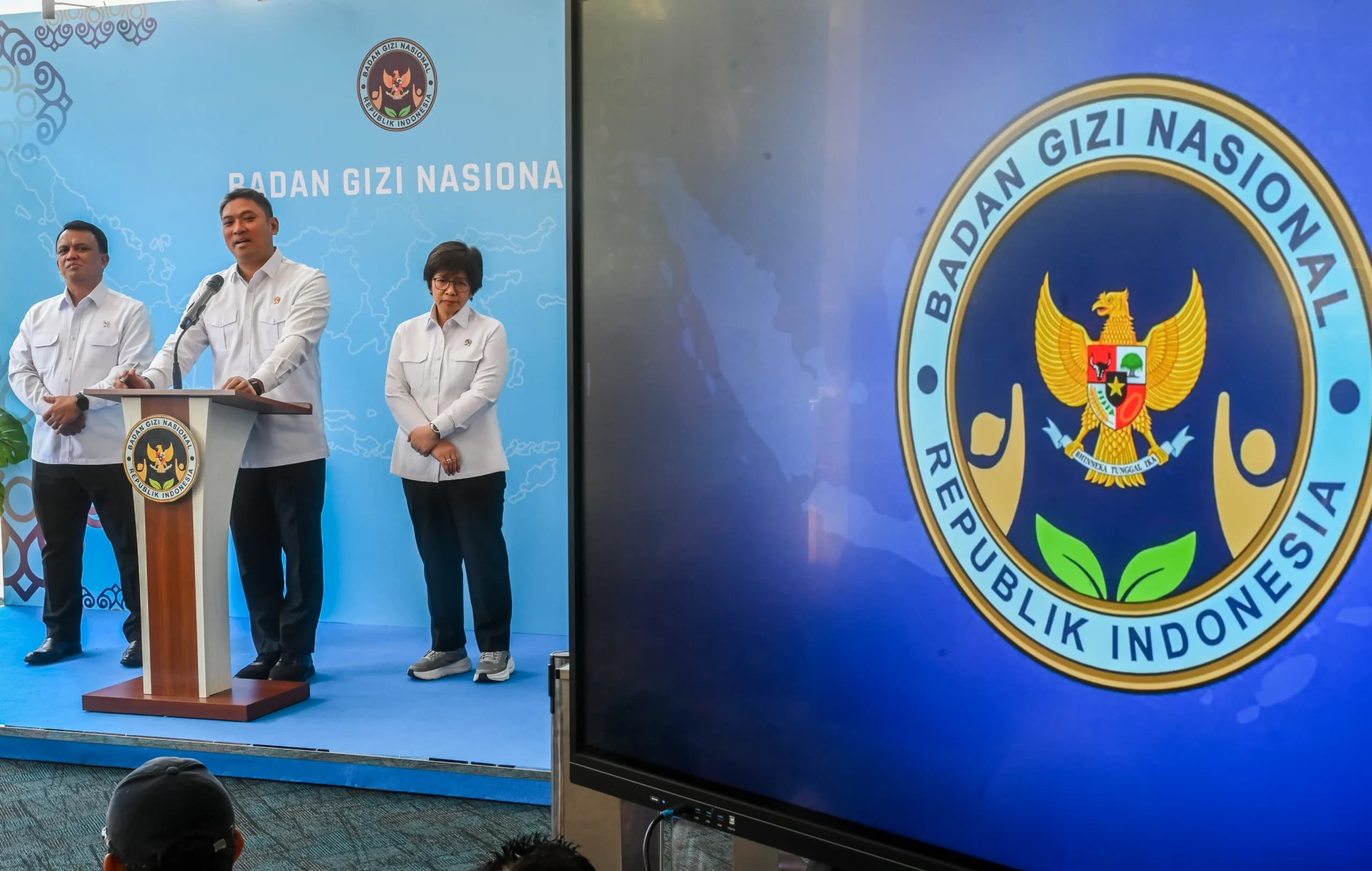 Kepala Badan Gizi Nasional (BGN) Sudaryono (tengah) didampingi Wakil Kepala BGN Trenggono (kiri) dan Agustina Arumsari (kanan) memberikan keterangan pers terkait penutupan dapur SPPG bermasalah di Jakarta, Senin (27/7/2026). Kepala Badan Gizi Nasional (BGN) Sudaryono (tengah) didampingi Wakil Kepala BGN Trenggono (kiri) dan Agustina Arumsari (kanan) memberikan keterangan pers terkait penutupan dapur SPPG bermasalah di Jakarta, Senin (27/7/2026).