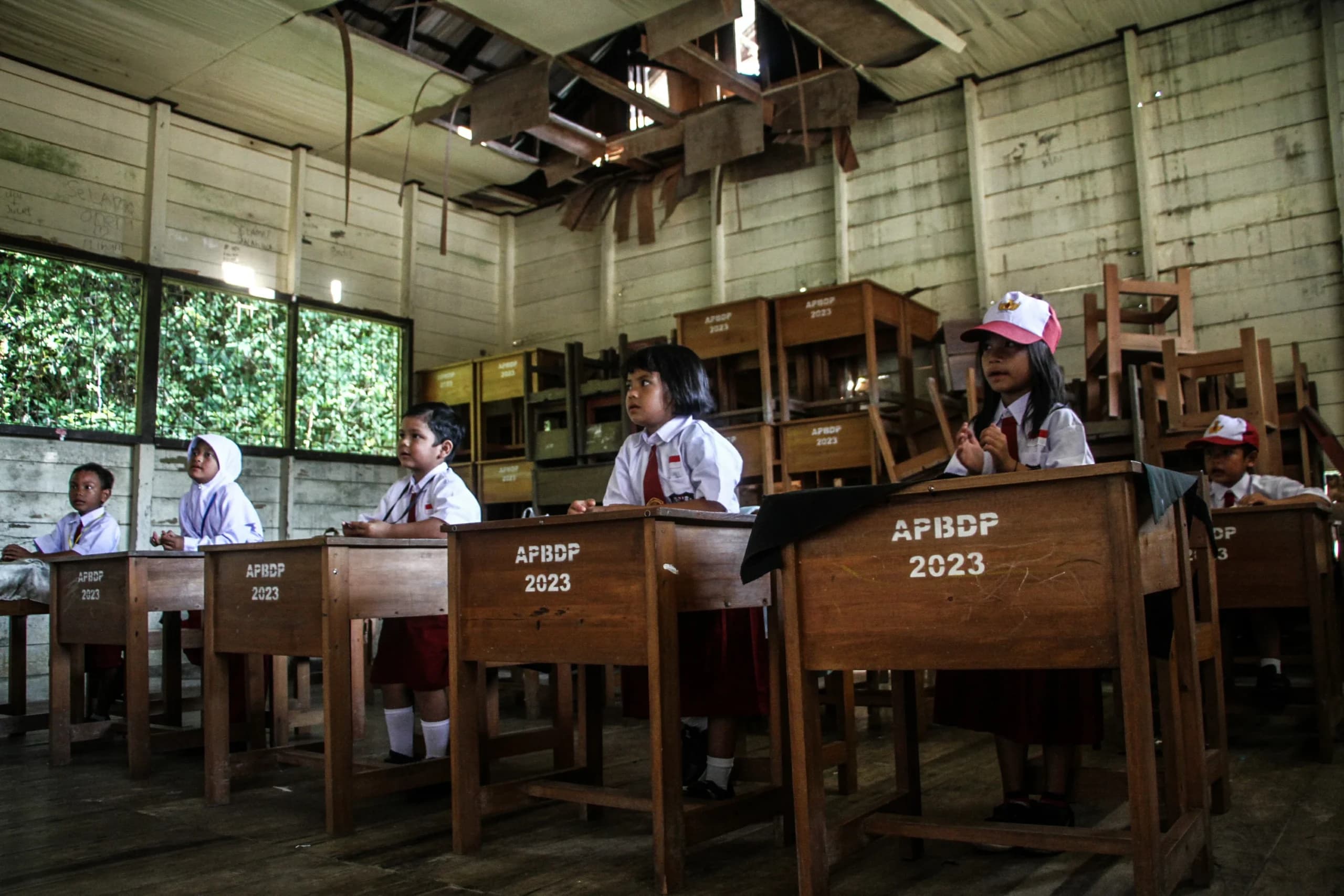 Sejumlah siswa mengikuti Masa Pengenalan Lingkungan Sekolah (MPLS) di SD Negeri 01 Petuk Katimpun, Palangka Raya, Kalimantan Tengah, Senin (13/7/2026). Sejumlah siswa mengikuti Masa Pengenalan Lingkungan Sekolah (MPLS) di SD Negeri 01 Petuk Katimpun, Palangka Raya, Kalimantan Tengah, Senin (13/7/2026).