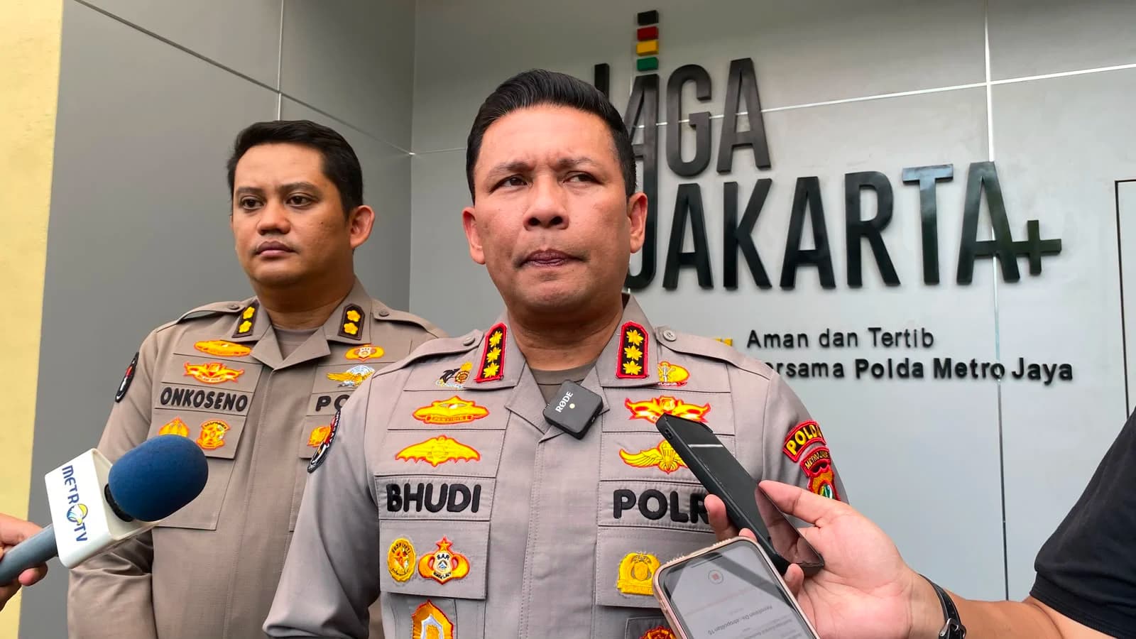 Kabid Humas Polda Metro Jaya Kombes Budi Hermanto menjelaskan pemblokiran rekening koordinator Aliansi Masyrakat Pati Bersatu (AMPB) Supriyono alias Botok. (Sumber: Istimewa) Kabid Humas Polda Metro Jaya Kombes Budi Hermanto menjelaskan pemblokiran rekening koordinator Aliansi Masyrakat Pati Bersatu (AMPB) Supriyono alias Botok. (Sumber: Istimewa)