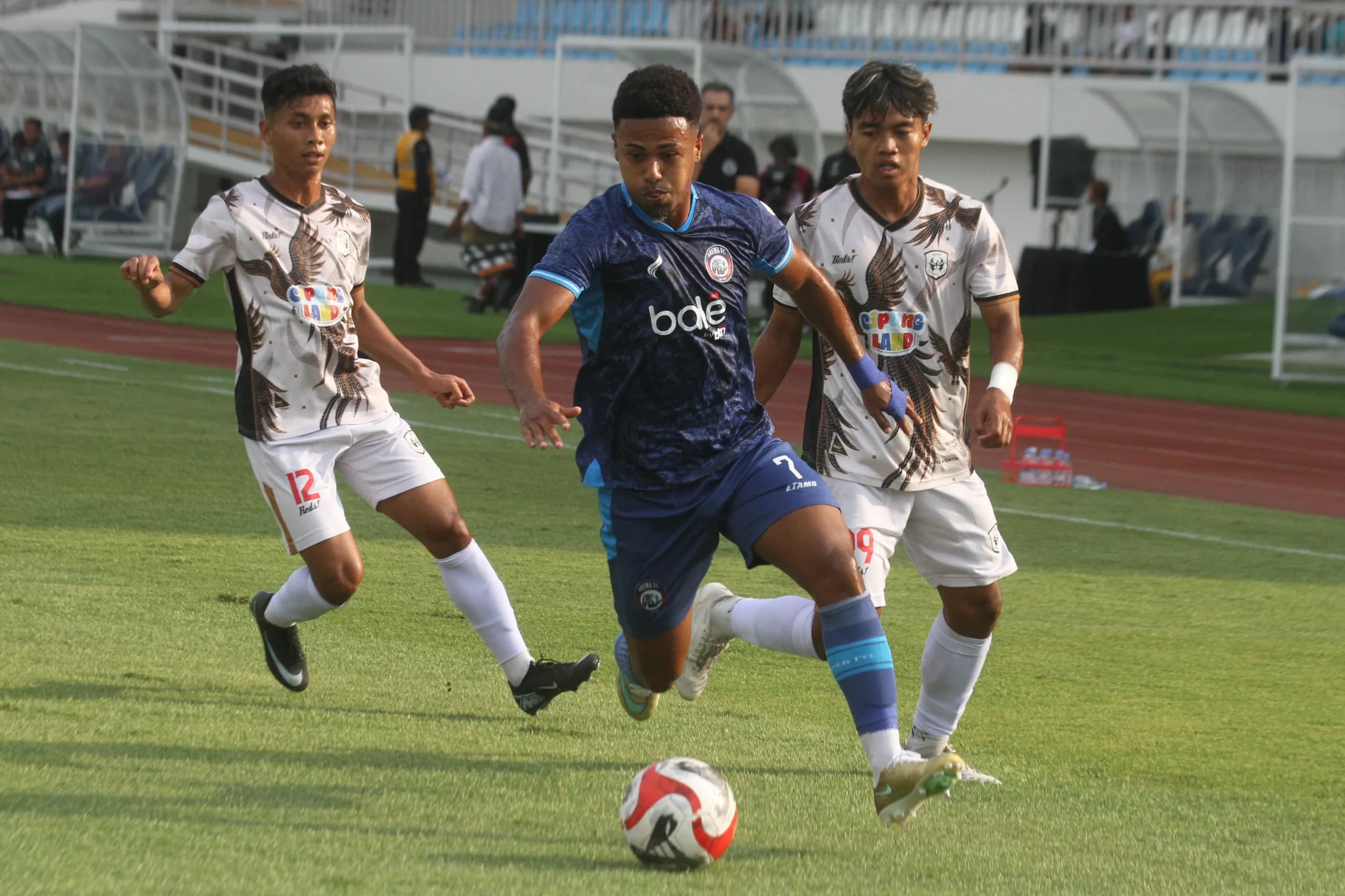 Pesepakbola Arema FC Gabriel Silva Costa (tengah) berusaha melewati pesepakbola Rans Nusantara FC Aqsa Aqyuba Yuarnna Rabbani (kiri) dan Racksa Surya Wijaya (kanan) dalam pertandingan persahabatan di Stadion Kanjuruhan, Kabupaten Malang, Jawa Timur Pesepakbola Arema FC Gabriel Silva Costa (tengah) berusaha melewati pesepakbola Rans Nusantara FC Aqsa Aqyuba Yuarnna Rabbani (kiri) dan Racksa Surya Wijaya (kanan) dalam pertandingan persahabatan di Stadion Kanjuruhan, Kabupaten Malang, Jawa Timur