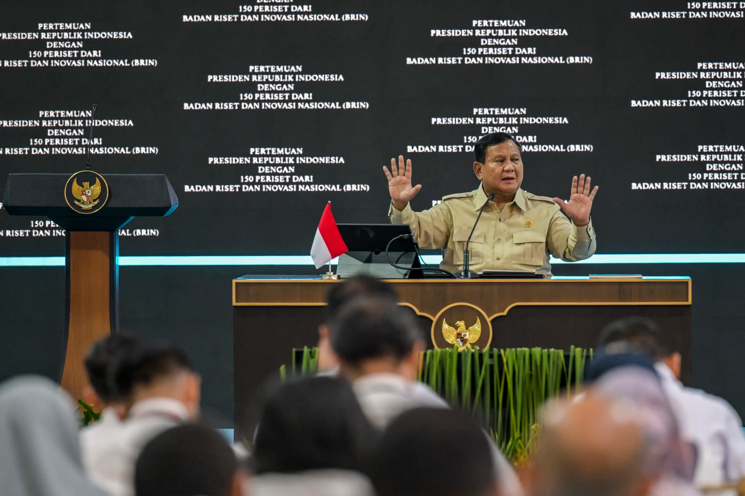 Presiden Prabowo Subianto memberikan arahan dalam acara pertemuan dengan periset dan peneliti Badan Riset dan Inovasi Nasional (BRIN) di halaman Istana Negara, Jakarta, Kamis (6/8/2026). Presiden Prabowo Subianto memberikan arahan dalam acara pertemuan dengan periset dan peneliti Badan Riset dan Inovasi Nasional (BRIN) di halaman Istana Negara, Jakarta, Kamis (6/8/2026).