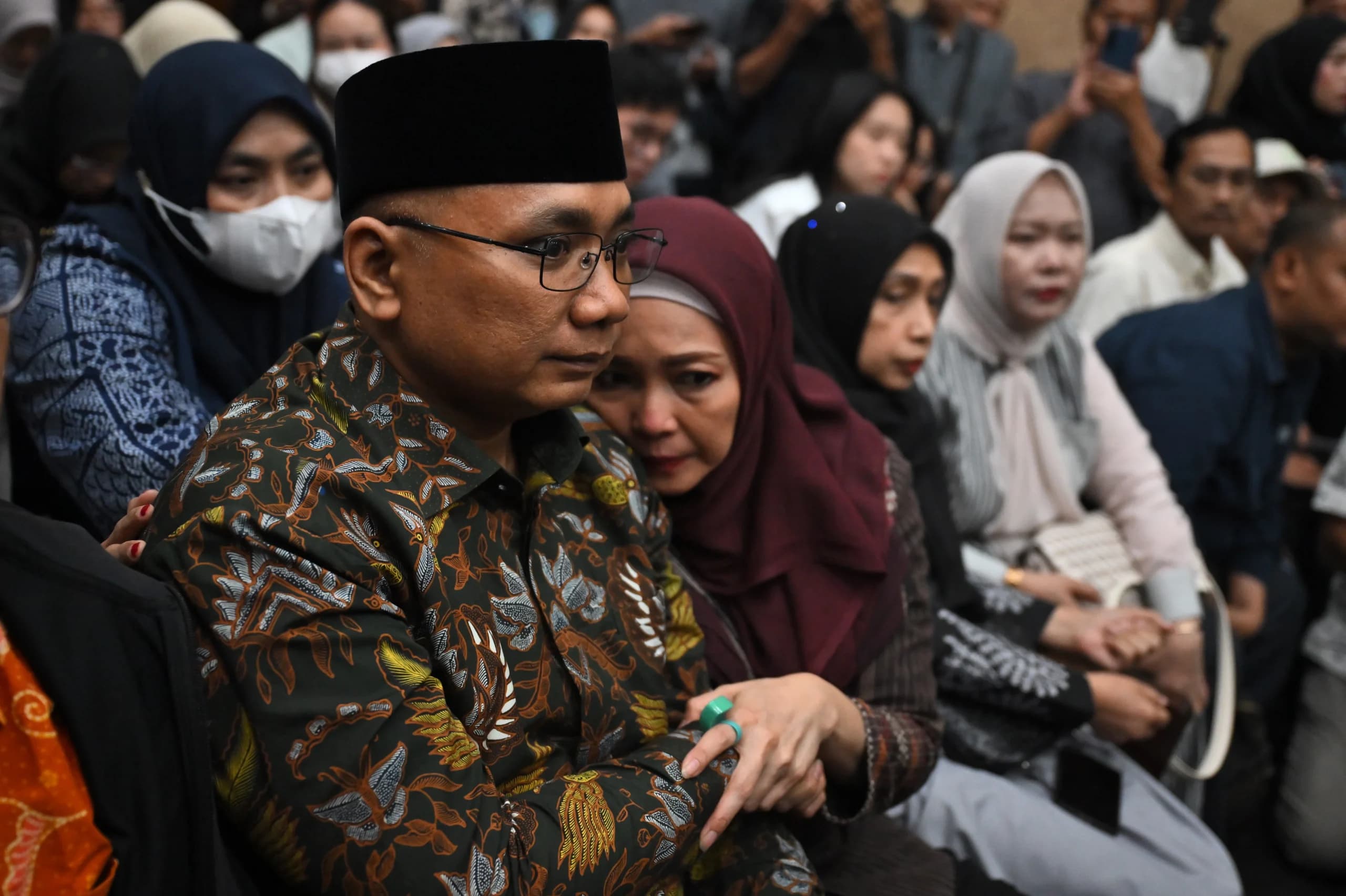 Terdakwa kasus dugaan korupsi kuota haji Yaqut Cholil Qoumas (kiri) didampingi istri Eny Retno bersiap untuk menjalani sidang pembacaan dakwaan di Pengadilan Tipikor, Jakarta, Selasa (11/8/2026). Terdakwa kasus dugaan korupsi kuota haji Yaqut Cholil Qoumas (kiri) didampingi istri Eny Retno bersiap untuk menjalani sidang pembacaan dakwaan di Pengadilan Tipikor, Jakarta, Selasa (11/8/2026).