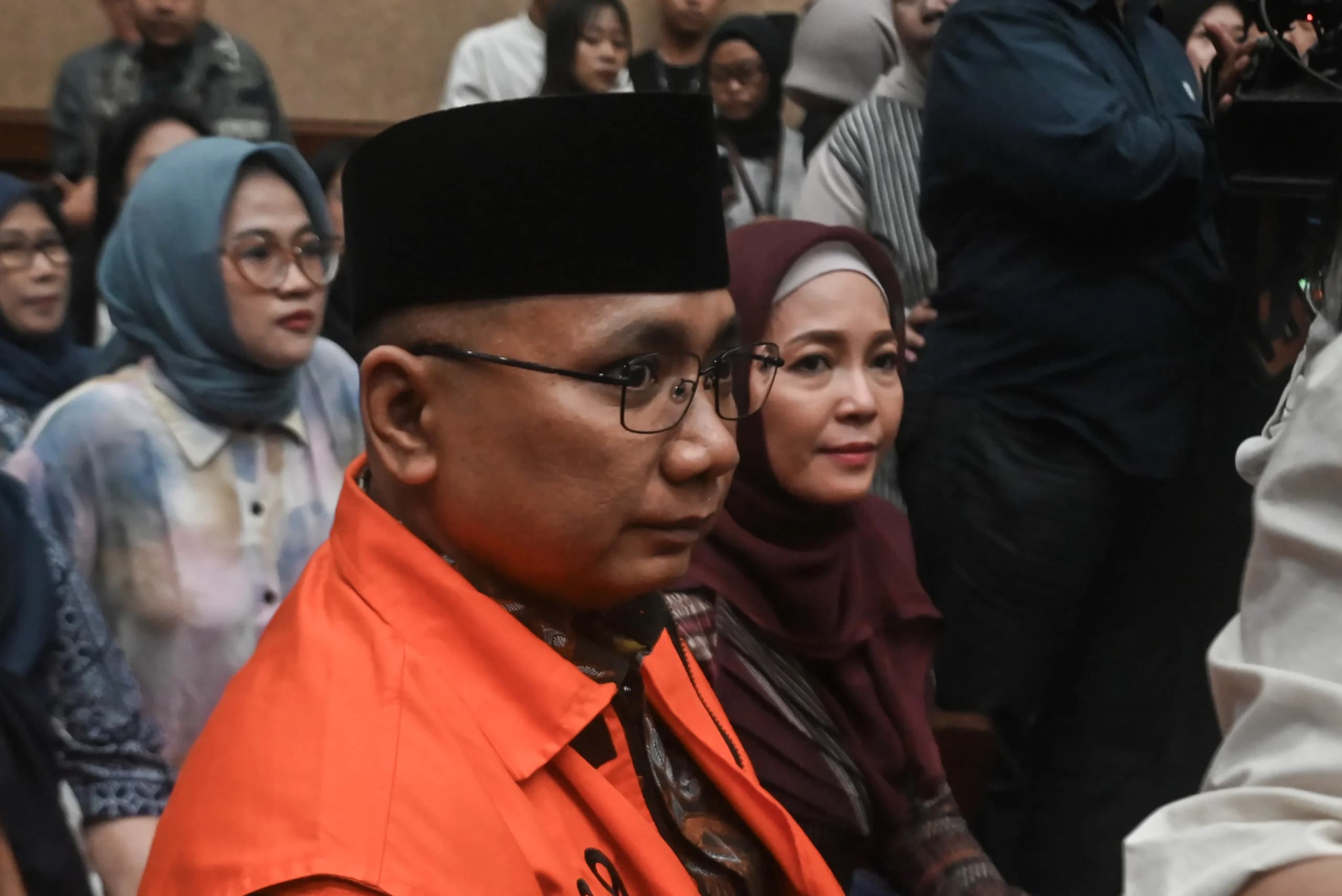 Terdakwa kasus dugaan korupsi kuota haji periode 2023-2024 Yaqut Cholil Qoumas (kedua kanan) bersama istri Eny Retno (kanan) bersiap mengikuti sidang di Pengadilan Tipikor, Jakarta, Selasa (11/8/2026). Terdakwa kasus dugaan korupsi kuota haji periode 2023-2024 Yaqut Cholil Qoumas (kedua kanan) bersama istri Eny Retno (kanan) bersiap mengikuti sidang di Pengadilan Tipikor, Jakarta, Selasa (11/8/2026).